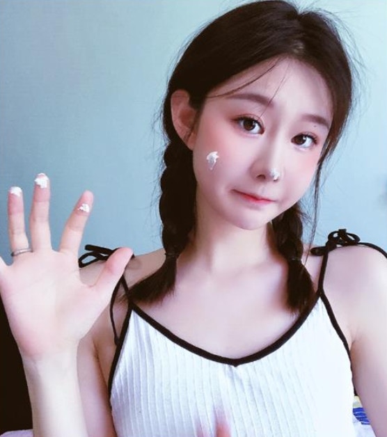 大陸一名美少女「鐵人三項」運動員馮競爽參加一項比賽後勇奪第三名，並把比賽影片上傳至社群平台。不料，她穿著的「超高衩」競技服裝卻引來網友議論，甚至有人認為她穿泳裝比賽，相當不得體。（微博@馮競爽）