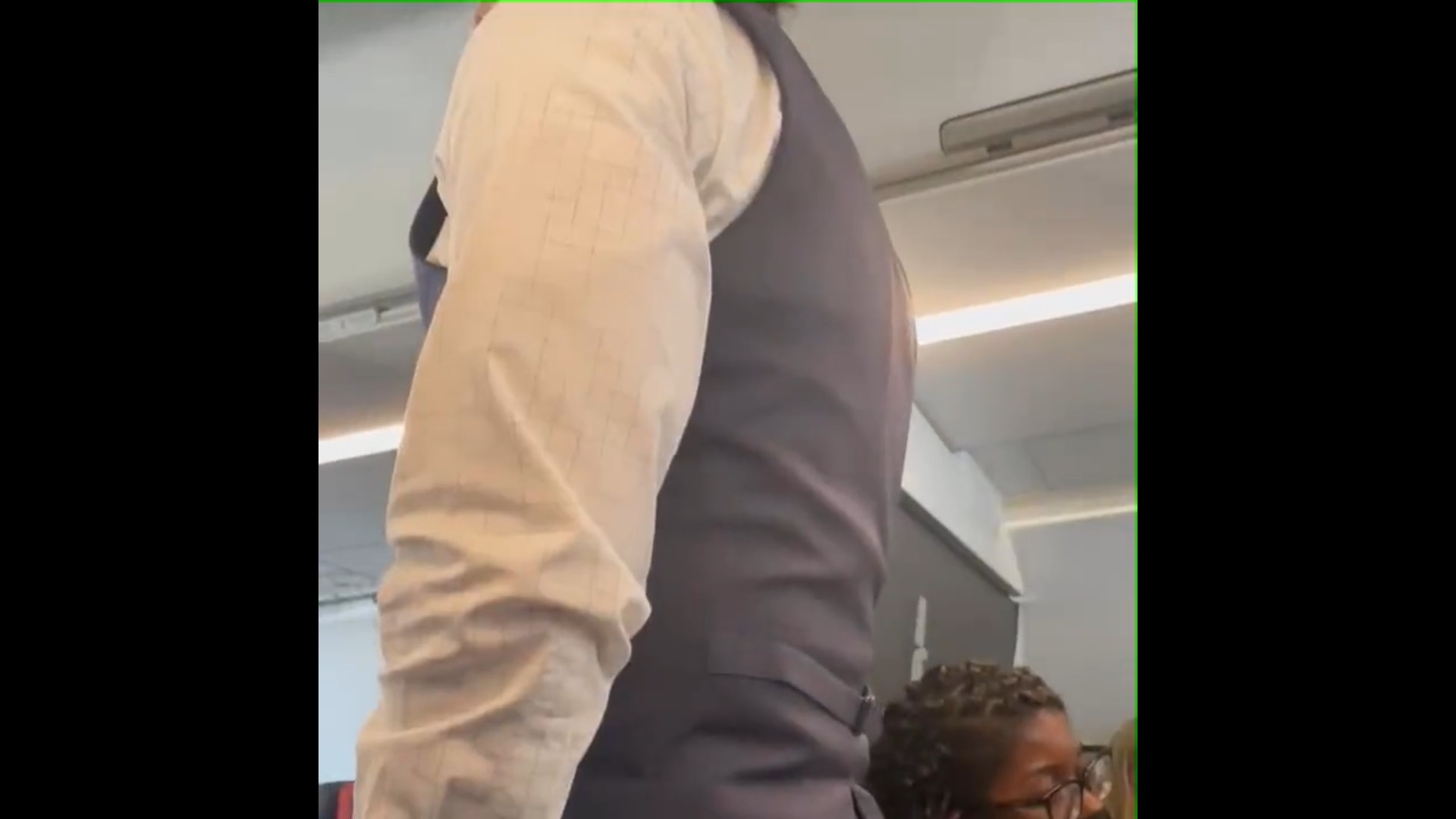 9月21日,一名搭乘美國航空(American Airlines)航班的男子被其他乘客拍到出拳毆打空服員的後腦勺。他在班機降落後遭到逮捕,被控犯下干擾機組員罪。(Twitter@MalikEarnest) 9月21日,一名搭乘美國航空(American Airlines)航班的男子被其他乘客拍到出拳毆打空服員的後腦勺。他在班機降落後遭到逮捕,被控犯下干擾機組員罪。(Twitter@MalikEarnest)