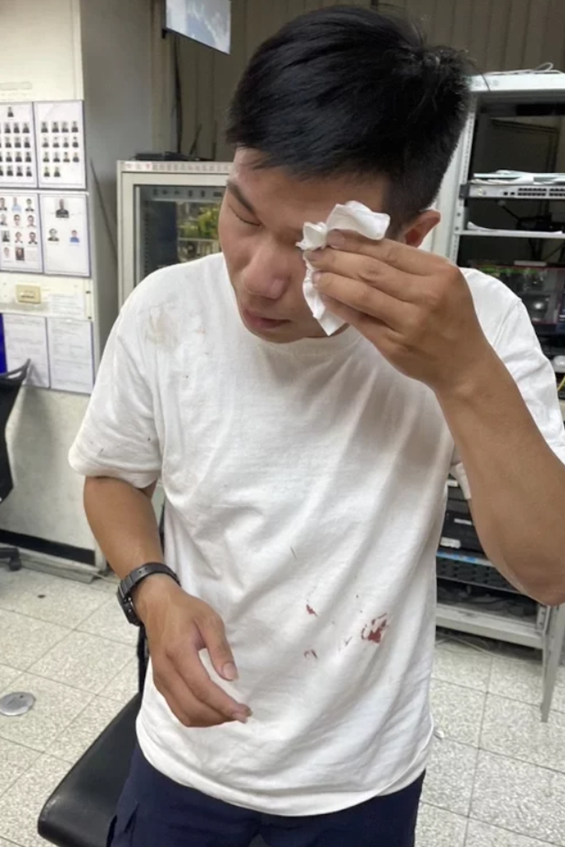 翁姓警員逮捕過程也受傷。(警方提供) 翁姓警員逮捕過程也受傷。(警方提供)