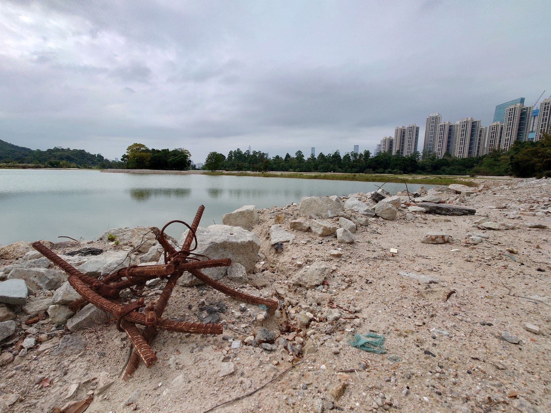 料壆村以北被破壞的土地面積達8.83公頃,該址建築廢料隨處可見,整片土地遍布鋼筋、被打碎的大石、水泥,塘壆亦明顯被擴闊。(長春社提供) 料壆村以北被破壞的土地面積達8.83公頃,該址建築廢料隨處可見,整片土地遍布鋼筋、被打碎的大石、水泥,塘壆亦明顯被擴闊。(長春社提供)