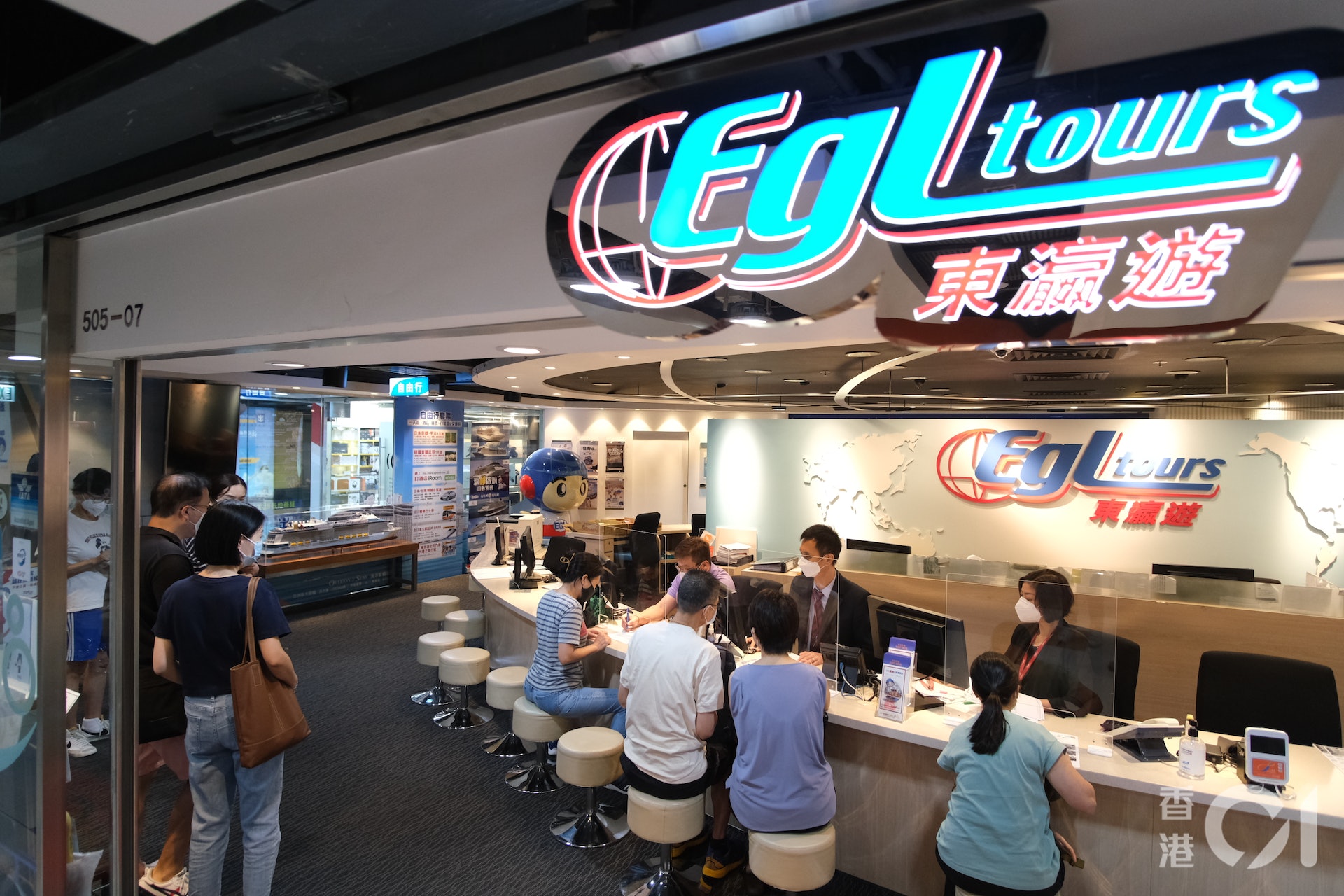 政府公布入境檢疫變「0+3」翌日(9月24日),沉寂多時的旺角銀行中心再有「人氣」,多間旅行社有人查詢,不少詢問日本旅遊資料。(盧翊銘攝) 政府公布入境檢疫變「0+3」翌日(9月24日),沉寂多時的旺角銀行中心再有「人氣」,多間旅行社有人查詢,不少詢問日本旅遊資料。(盧翊銘攝)