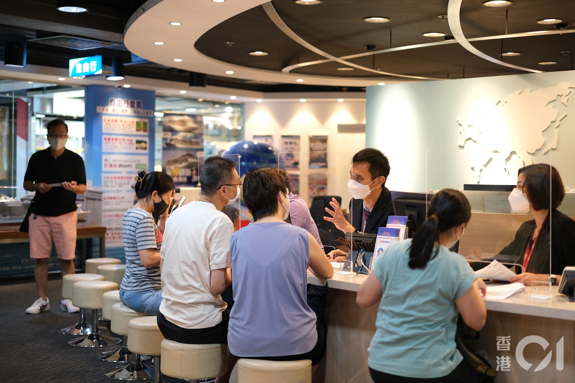 政府公布入境檢疫變「0+3」翌日(9月24日),沉寂多時的旺角銀行中心再有「人氣」,多間旅行社有人查詢,不少詢問日本旅遊資料。(盧翊銘攝) 政府公布入境檢疫變「0+3」翌日(9月24日),沉寂多時的旺角銀行中心再有「人氣」,多間旅行社有人查詢,不少詢問日本旅遊資料。(盧翊銘攝)