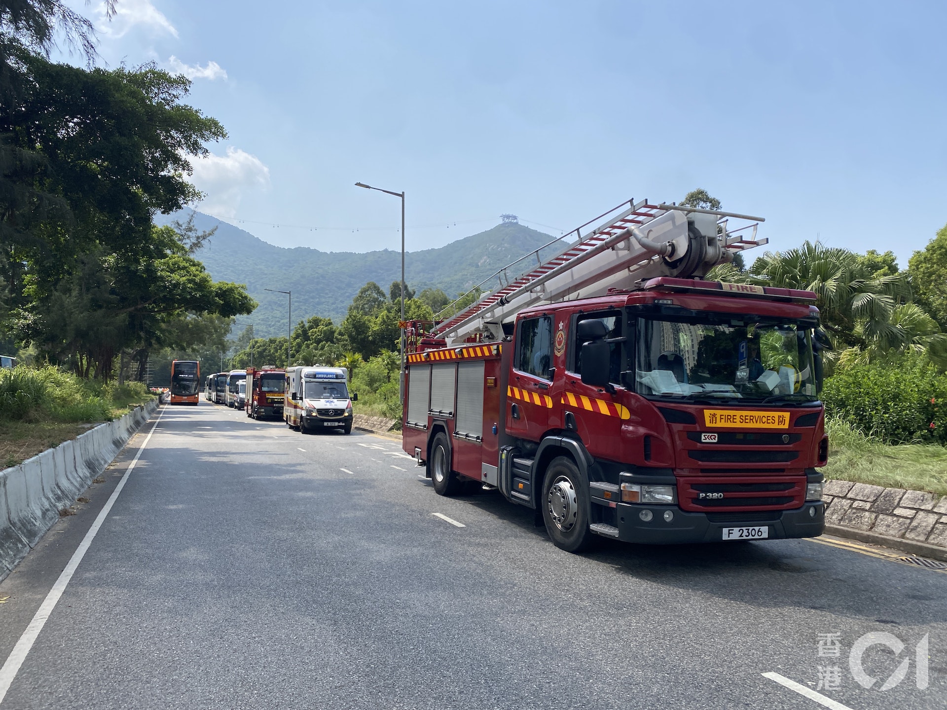 消防及救護車在裕東路協助救援。(蔡正邦攝) 消防及救護車在裕東路協助救援。(蔡正邦攝)
