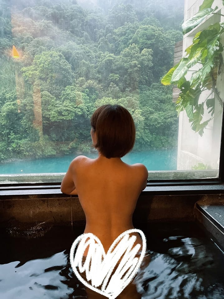 劉芯彤當時背部全裸對着鏡頭，近屁股位置則有打上巨大心形馬賽克遮掩重要部位。（劉芯彤Facebook）