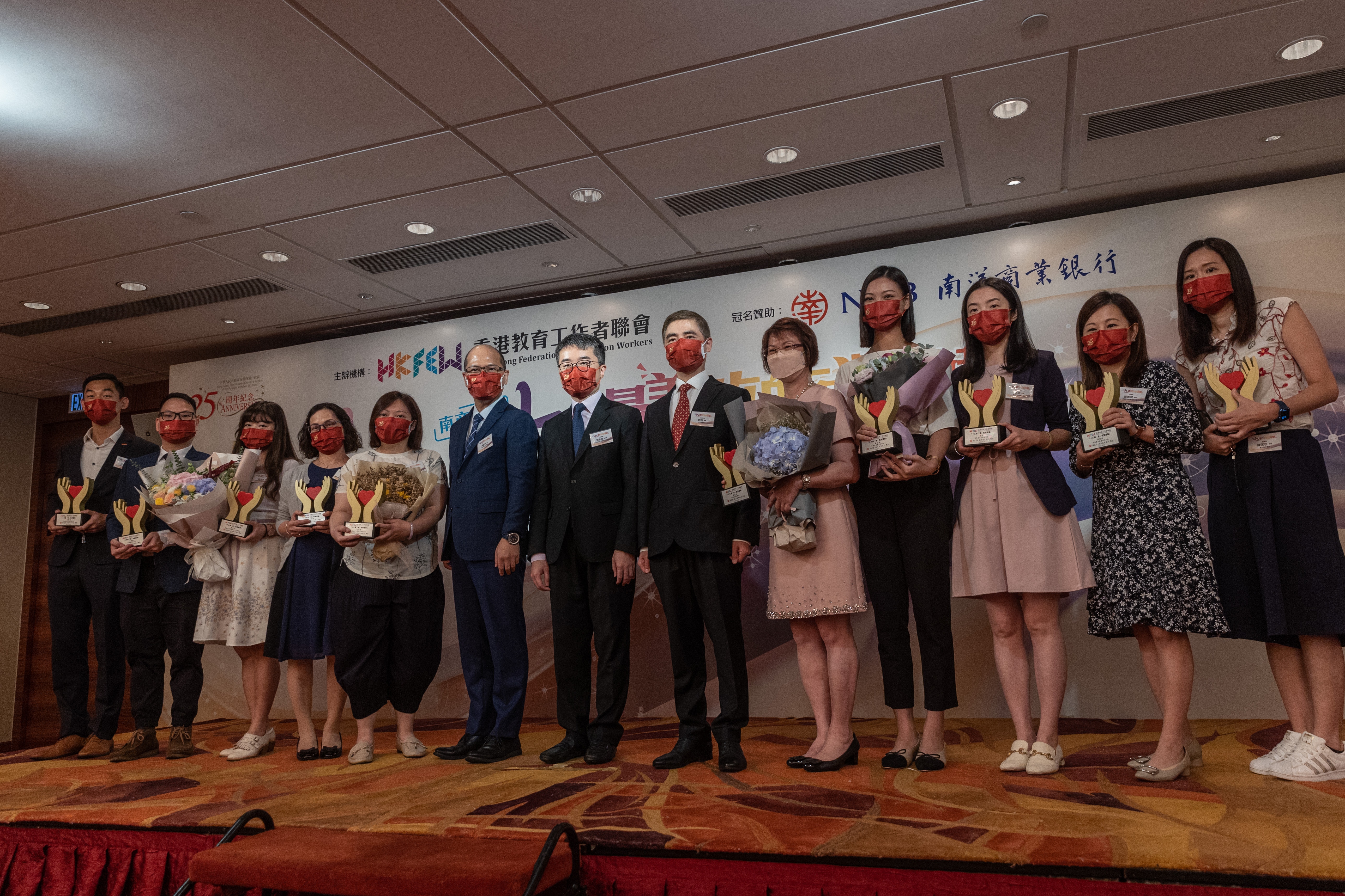 得獎教師來自10所學校，分別為：崔婉琪老師、張琳老師、王家俊主任、王家駒老師、陳潔珍老師、黃兆儷老師、曾業芳主任、謝玉琼老師、王偉芬老師、古凱寧老師。（廖雁雄攝）