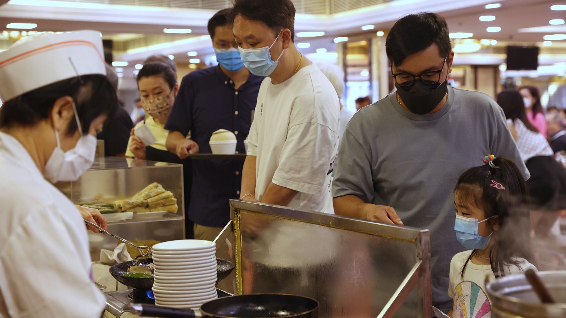 0+3|餐飲業近兩周生意跌5成 料再現結業裁員潮 促放寬防疫措施 0+3|餐飲業近兩周生意跌5成 料再現結業裁員潮 促放寬防疫措施