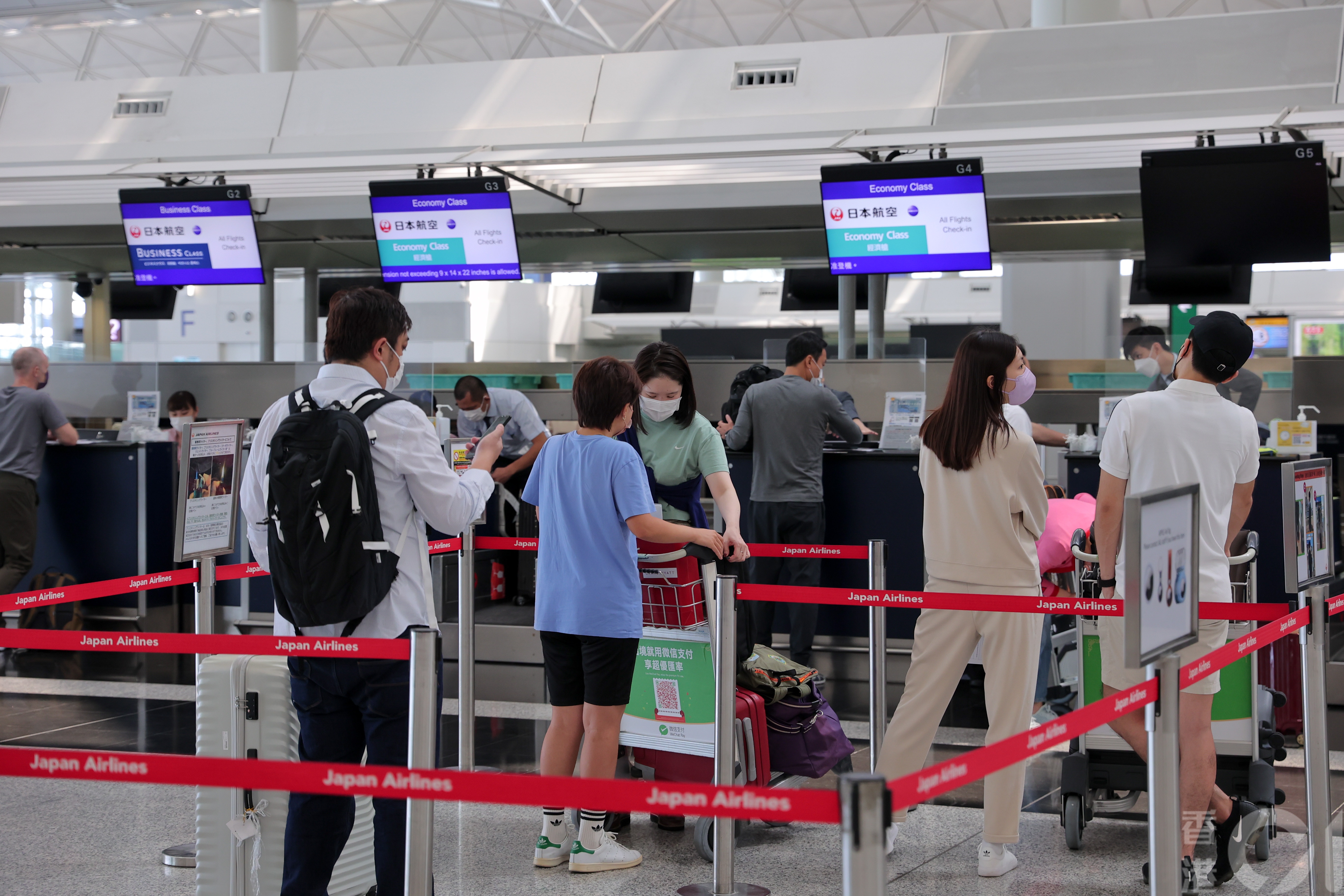 9月26日起入境检疫转为「0+3」及大部份国家放宽入境限制，外游市民增多，9月25日的机场离境层「人气」回升。(夏家朗摄)