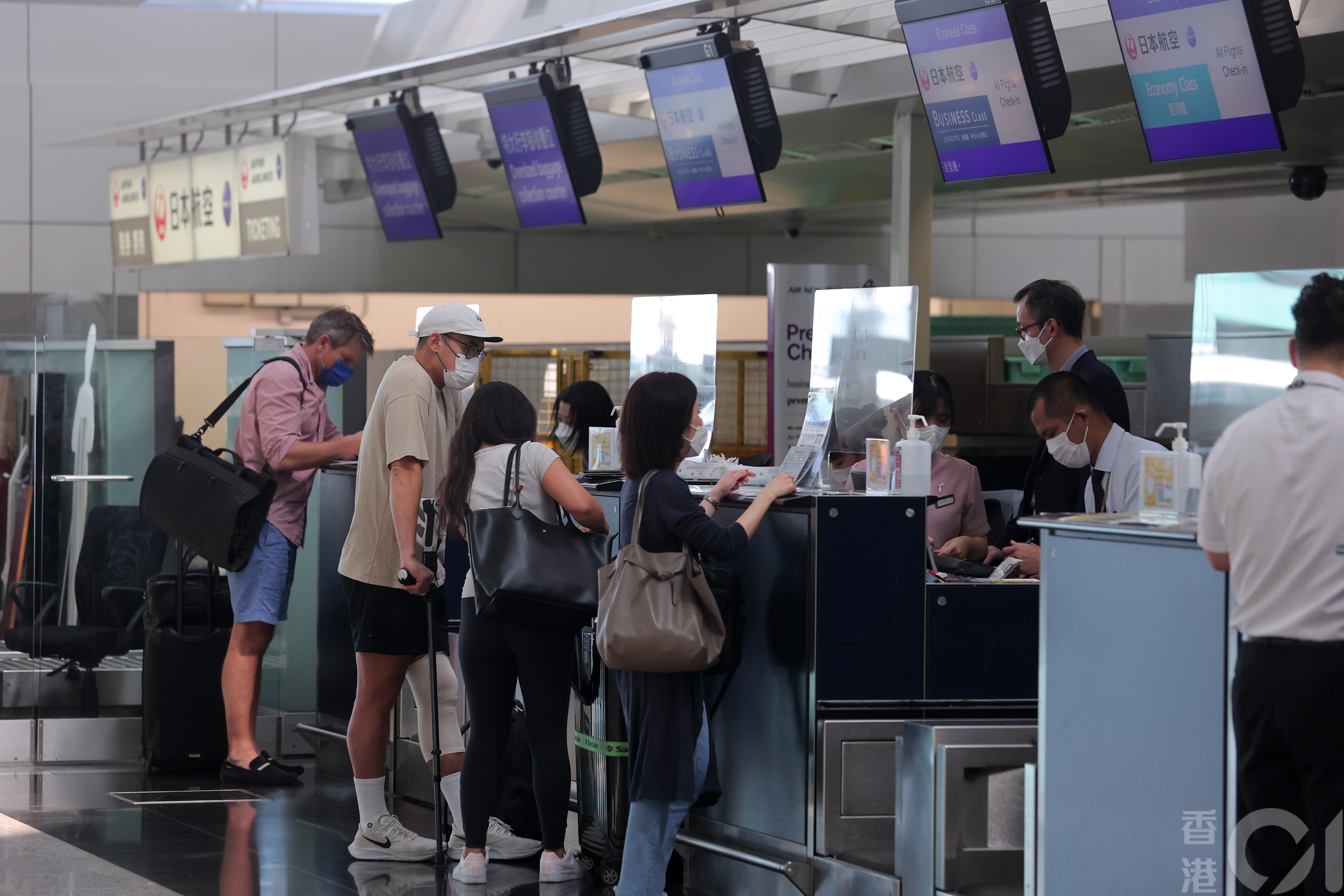 9月26日起入境检疫转为「0+3」及大部份国家放宽入境限制，外游市民增多，9月25日的机场离境层「人气」回升。(夏家朗摄)