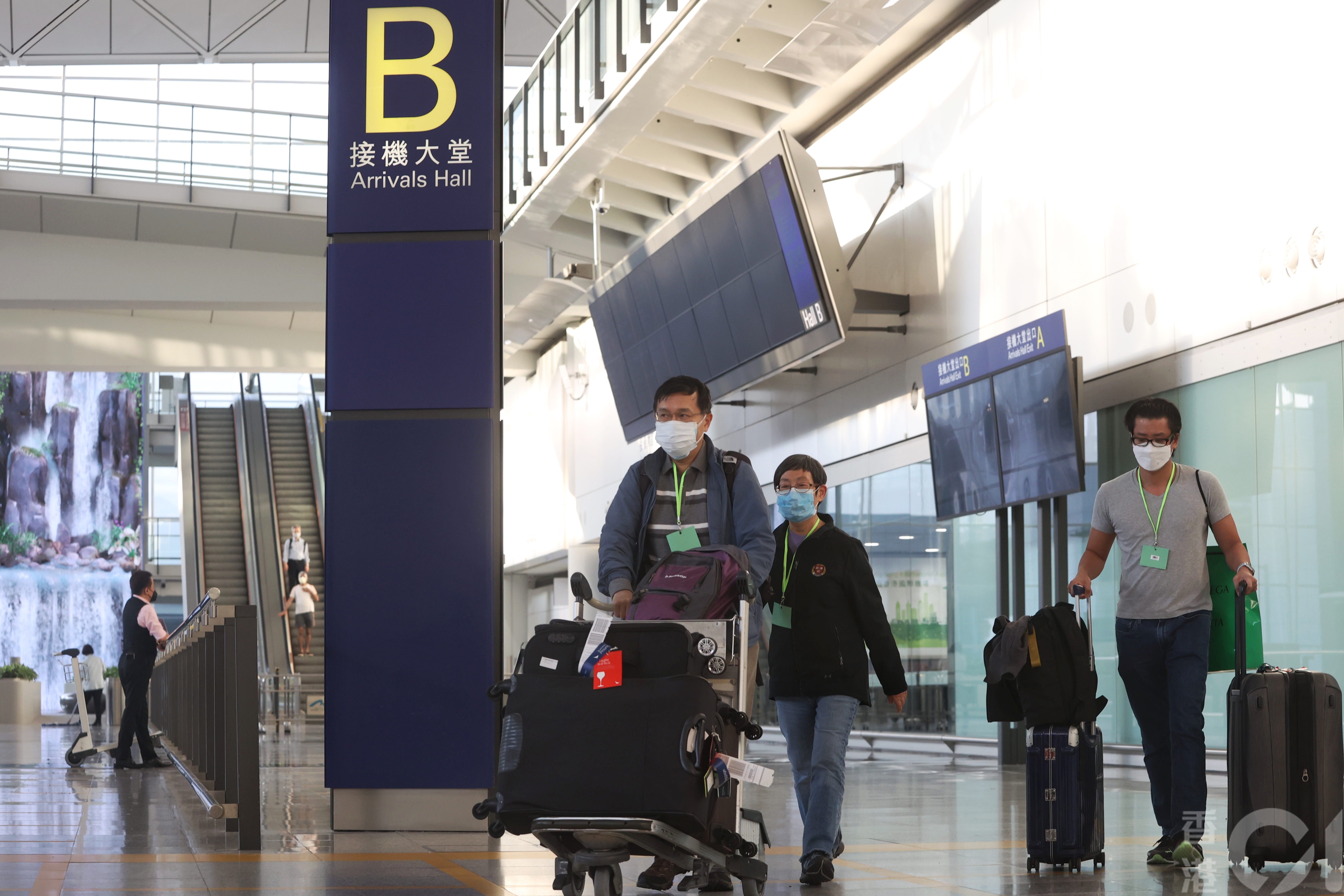 入境检疫「0+3」在9月26日起实行，抵港市民及旅客可直接回家或返自选酒店，机场有回「人气」。（余俊亮摄）
