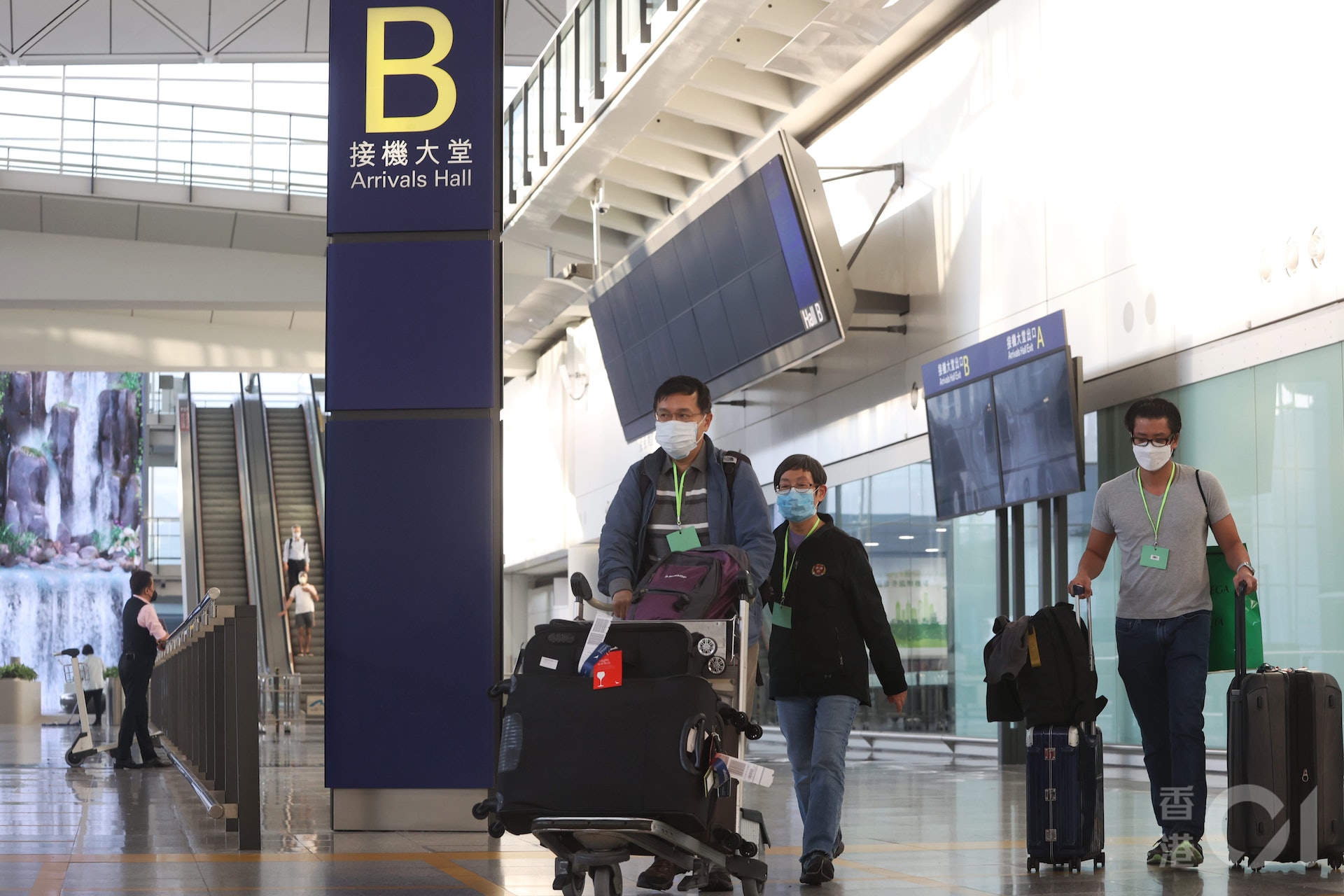 入境檢疫「0+3」在9月26日起實行,抵港市民及旅客可直接回家或返自選酒店,機場有回「人氣」。(余俊亮攝) 入境檢疫「0+3」在9月26日起實行,抵港市民及旅客可直接回家或返自選酒店,機場有回「人氣」。(余俊亮攝)