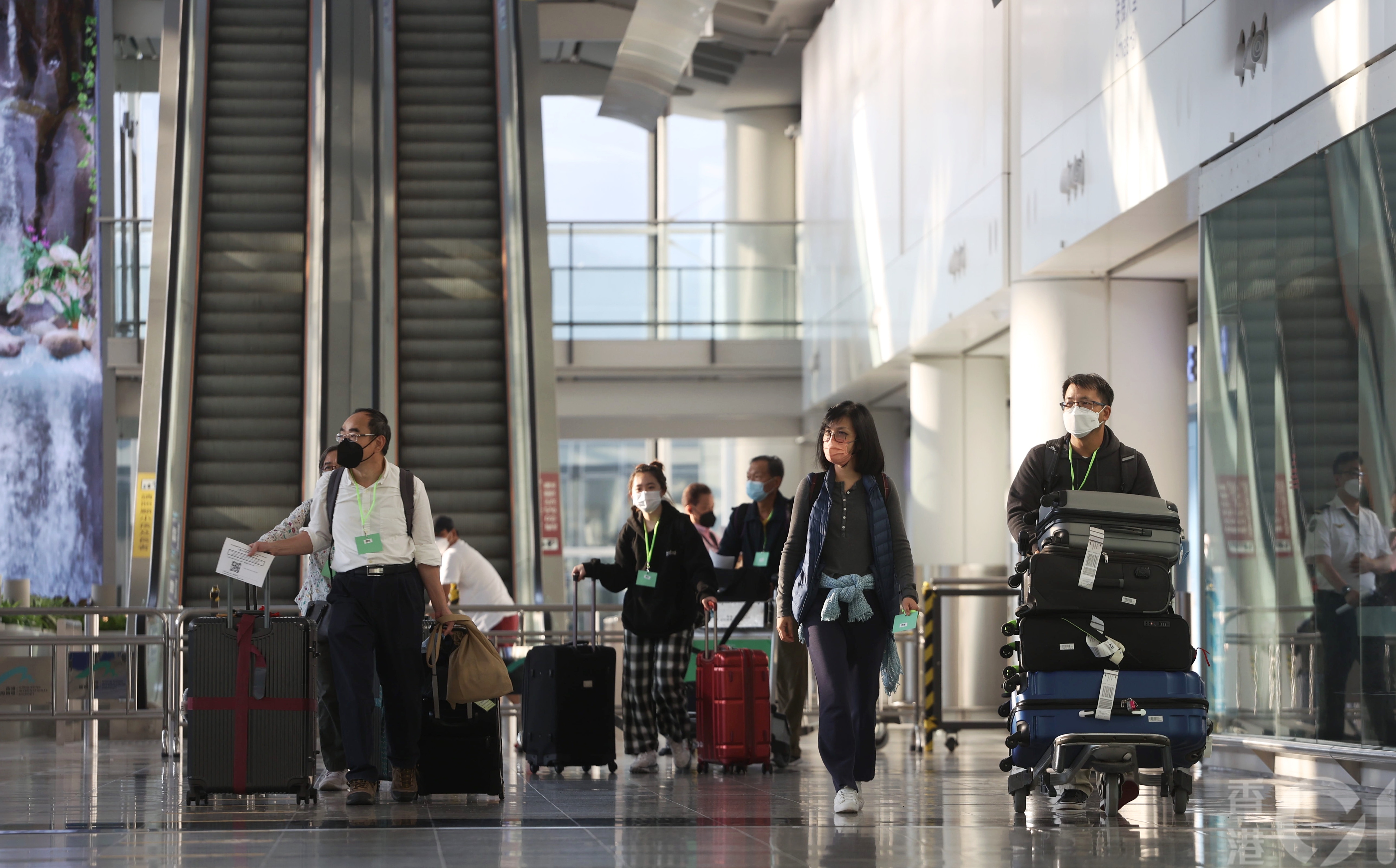 入境检疫「0+3」在9月26日起实行，抵港市民及旅客可直接回家或返自选酒店，机场有回「人气」。（余俊亮摄）