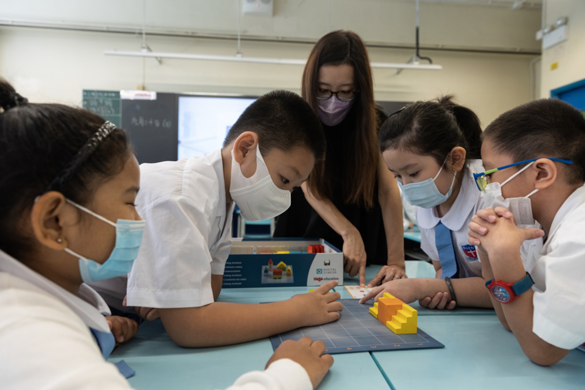 聖公會聖馬太小學推行不插電編程課程,初小學生會透過桌上遊戲學習編程知識。(蘇煒然攝) 聖公會聖馬太小學推行不插電編程課程,初小學生會透過桌上遊戲學習編程知識。(蘇煒然攝)