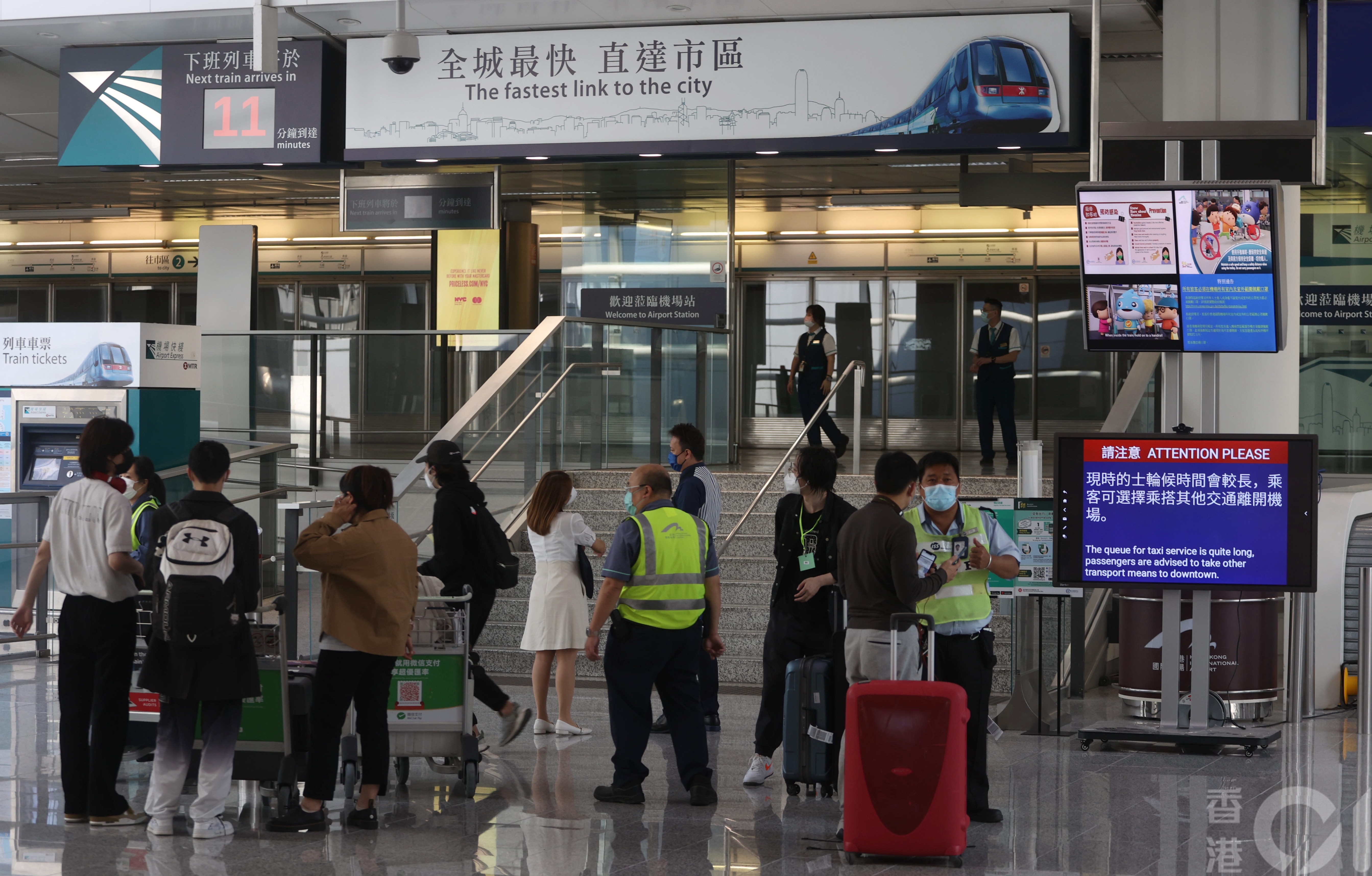 入境检疫「0+3」在9月26日起实行，抵港市民及旅客可直接回家或返自选酒店，机铁站多了乘客查询。（余俊亮摄）