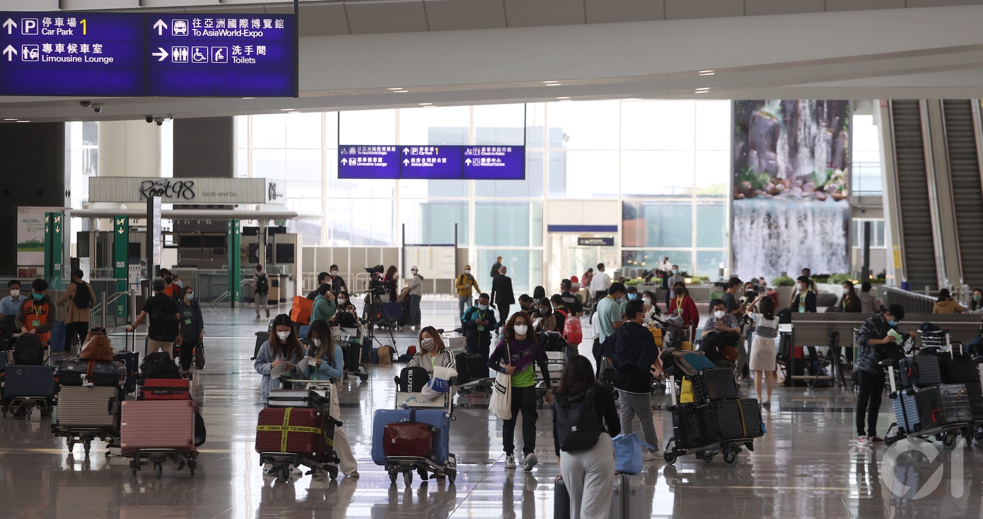 入境檢疫「0+3」在9月26日起實行,抵港市民及旅客可直接回家或返自選酒店,機場有回「人氣」。(余俊亮攝) 入境檢疫「0+3」在9月26日起實行,抵港市民及旅客可直接回家或返自選酒店,機場有回「人氣」。(余俊亮攝)