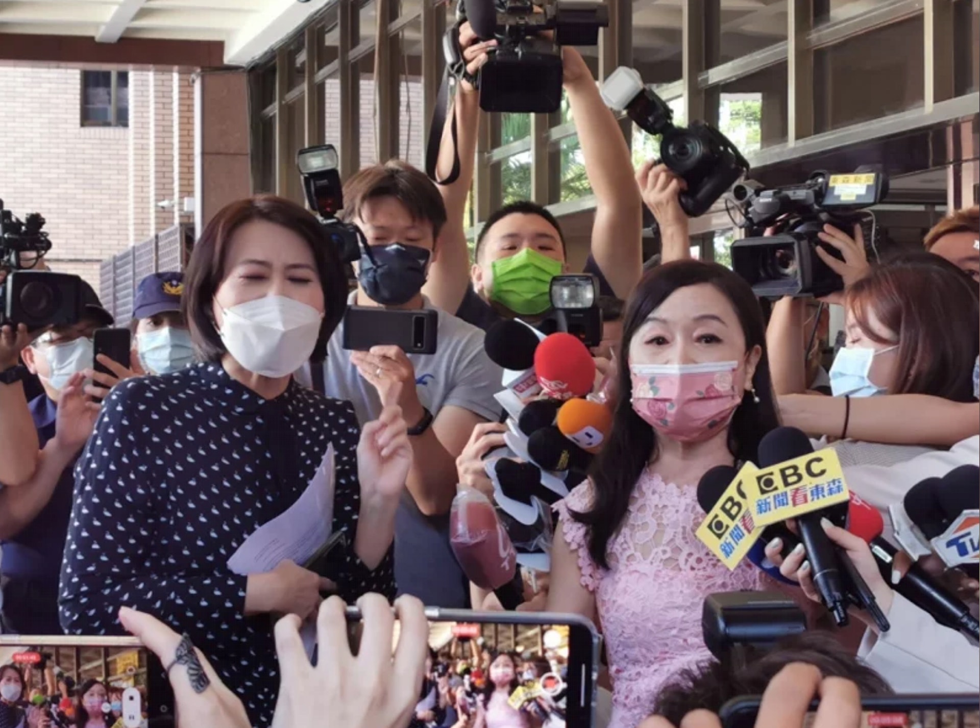 台北地檢署前因為兩女對罵亂成一團。（翻攝聯合報）