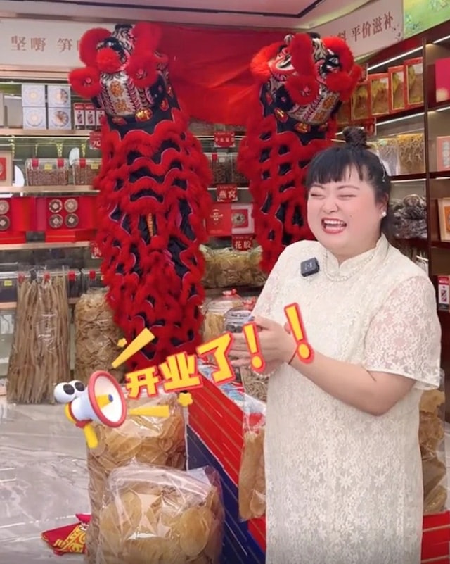 陳嘉佳（細細粒）近日更在廣州開了海味舖榮升老闆娘！（抖音@陳嘉佳）