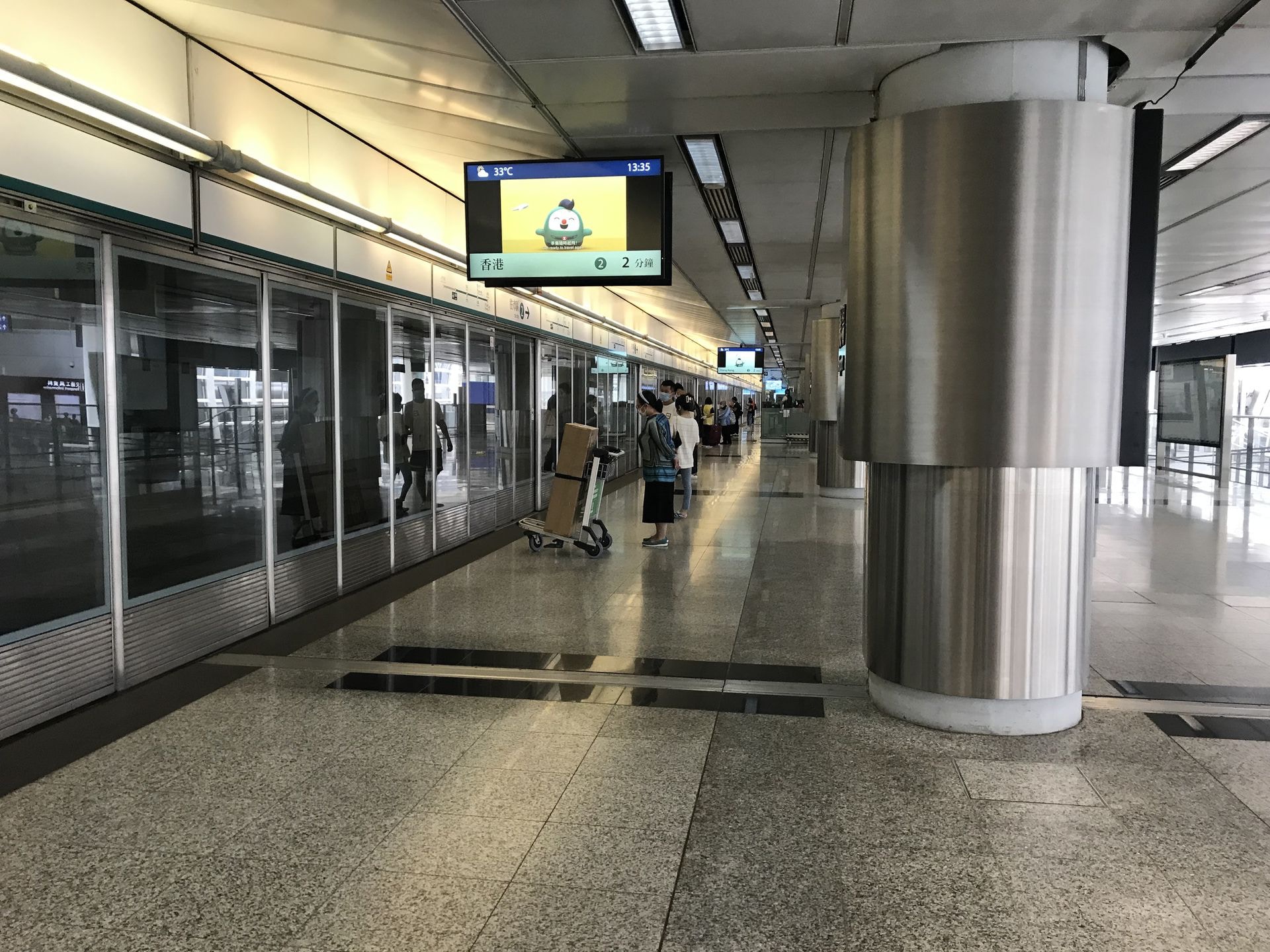 入境检疫「0+3」在9月26日起实行，机铁站月台中午时分，候车乘客不多。（梁晋颕摄）
