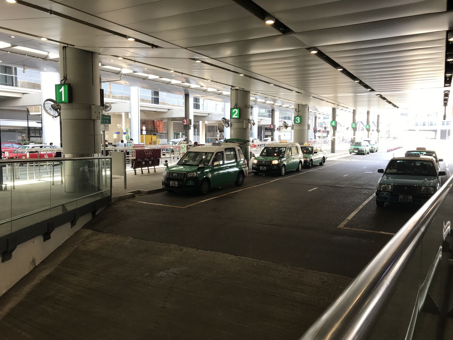 入境检疫「0+3」在9月26日起实行，机场的士站至中午时未见人龙，但有的士司机说早上曾现人龙。（梁晋颕摄）