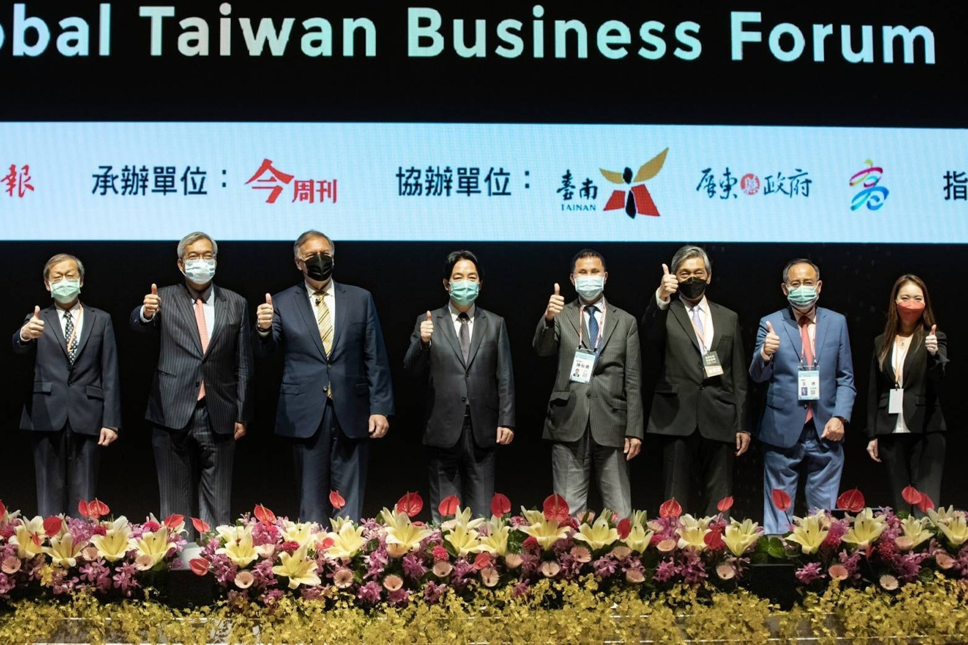 圖為台灣副總統賴清德（左四）9月27日在Facebook發布的相片，美國前國務卿蓬佩奧（左三）站在他身旁。（Facebook@chingte）