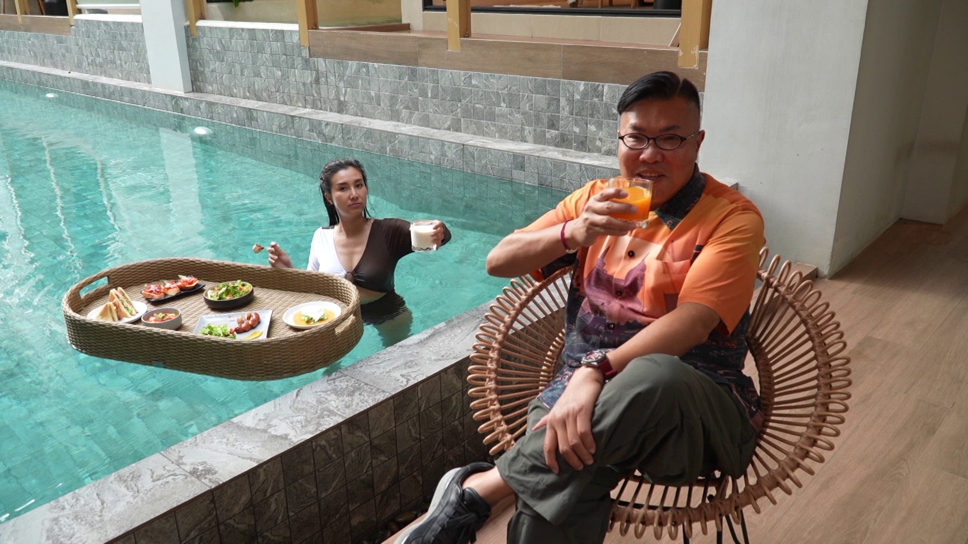 「冬荫妹」本周终极性感，在Shan Villa房间内的私人泳池畅泳。