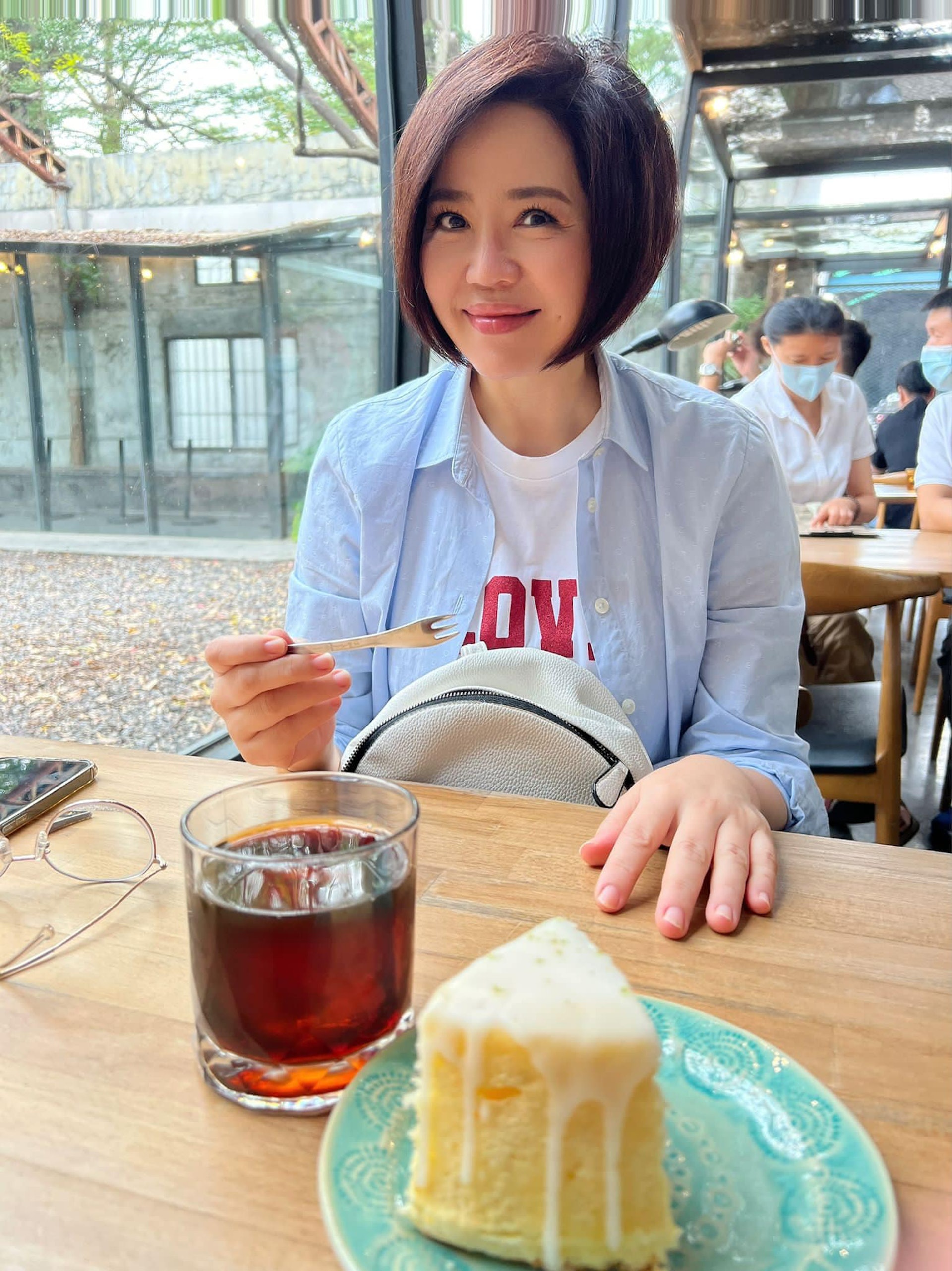 于美人堅持孩子一定要會自己收碗筷、跟家裡的長輩打招呼。(Facebook / @于美人) 于美人堅持孩子一定要會自己收碗筷、跟家裡的長輩打招呼。(Facebook / @于美人)