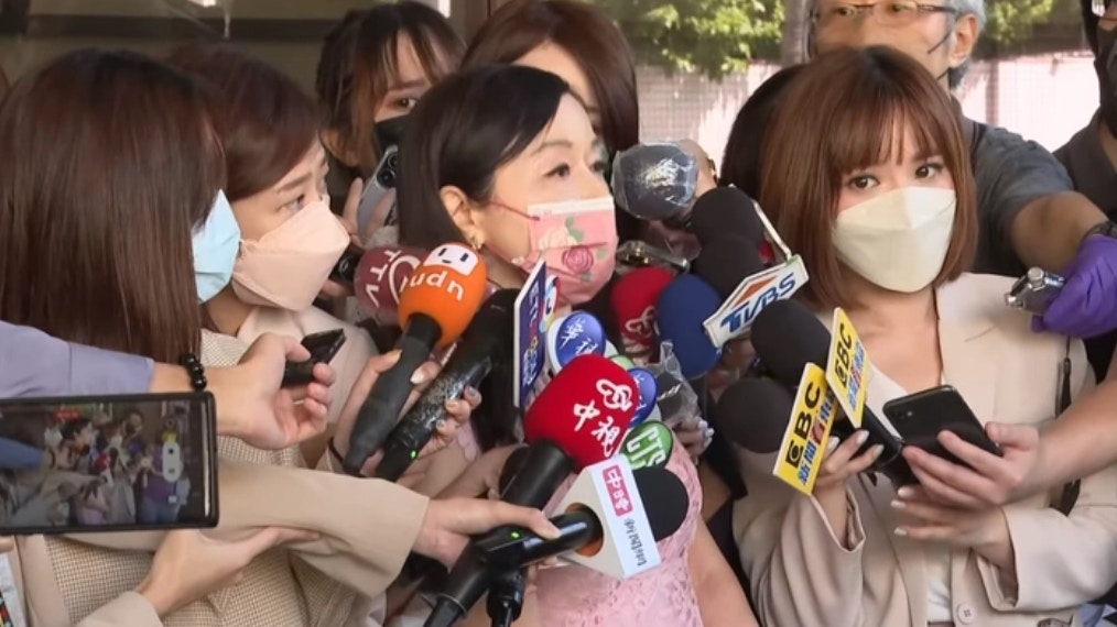一名有着水汪汪大眼睛的台灣女記者因瘋狂追問及惹怒資深媒體人周玉蔻爆紅。（udn TV截圖）