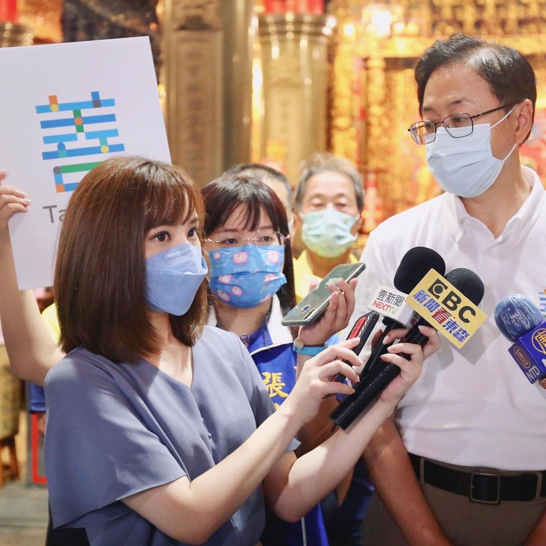 影片意外引起網友們討論，好奇到底該女記者脫口罩後長得如何。（IG@lichenleeeee）