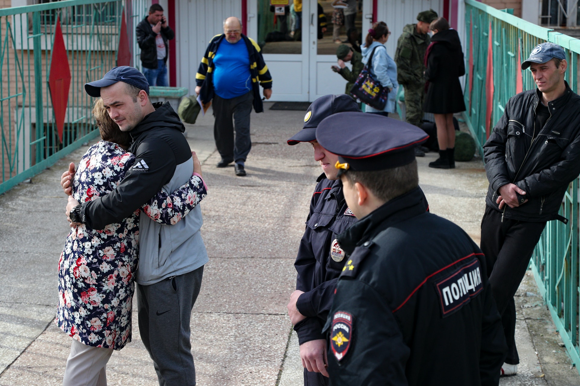 9月24日,俄羅斯伏爾加格勒(Volgograd),新兵應招入伍,在徵兵中心外與母親擁抱。(美聯社) 9月24日,俄羅斯伏爾加格勒(Volgograd),新兵應招入伍,在徵兵中心外與母親擁抱。(美聯社)
