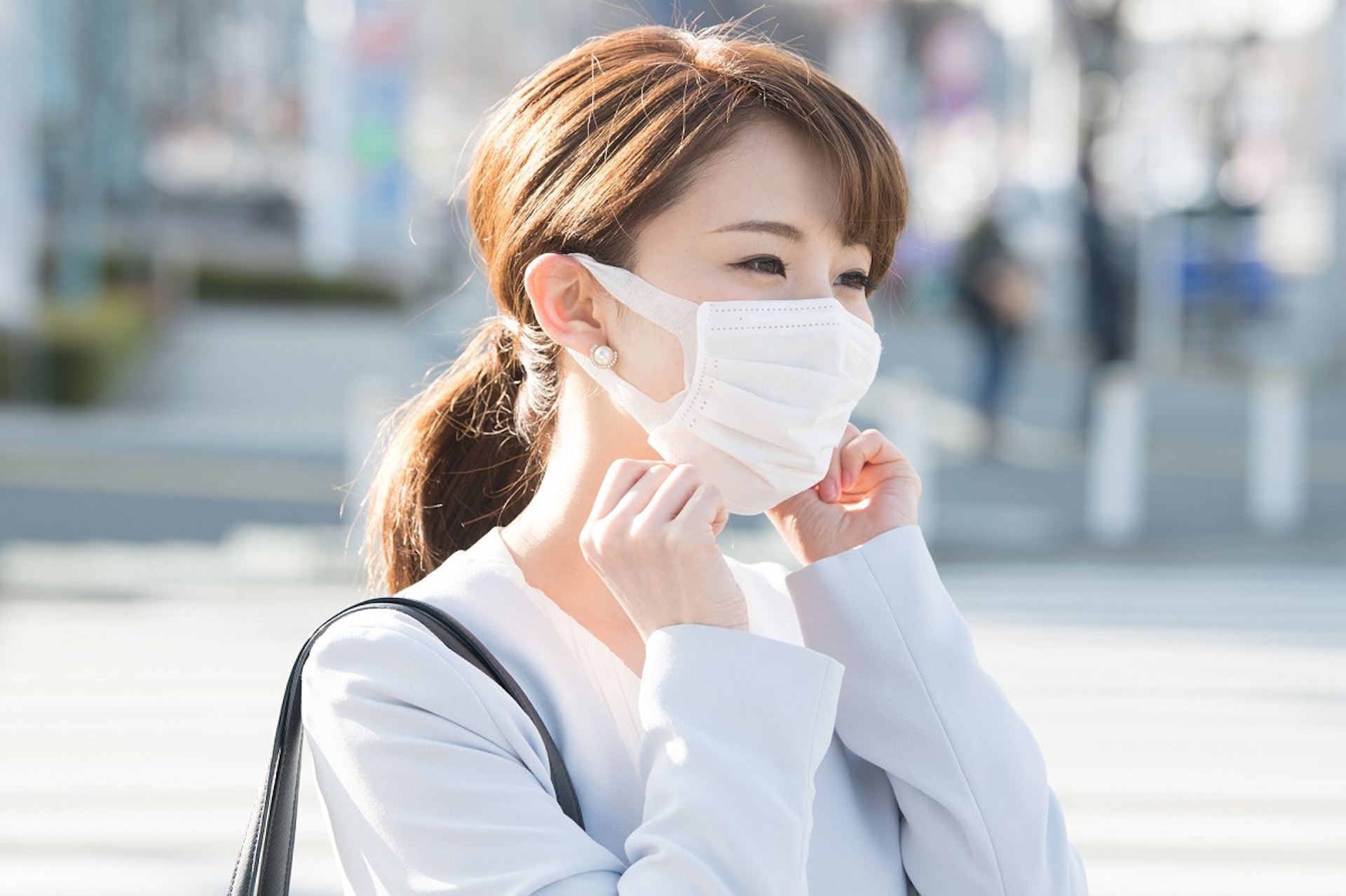 長時間戴口罩會加深色斑問題,因為口罩的白色物料會增加反射到臉上的紫外線。(圖片:ikidane-nippon) 長時間戴口罩會加深色斑問題,因為口罩的白色物料會增加反射到臉上的紫外線。(圖片:ikidane-nippon)