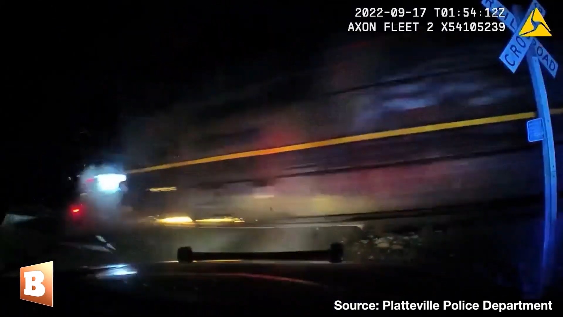 本月初美国科罗拉多州发生一起惊人的交通事故。当时员警在路边拦检车辆，竟然把警车直接停在火车铁轨上。没想到突然有火车要通过，员警来不及驾车闪躲，只顾自己逃命，导致车上的嫌犯连人带车被火车冲撞，目前仍在医院进行治疗。（Platteville Police Department/YouTube@Breitbart News）