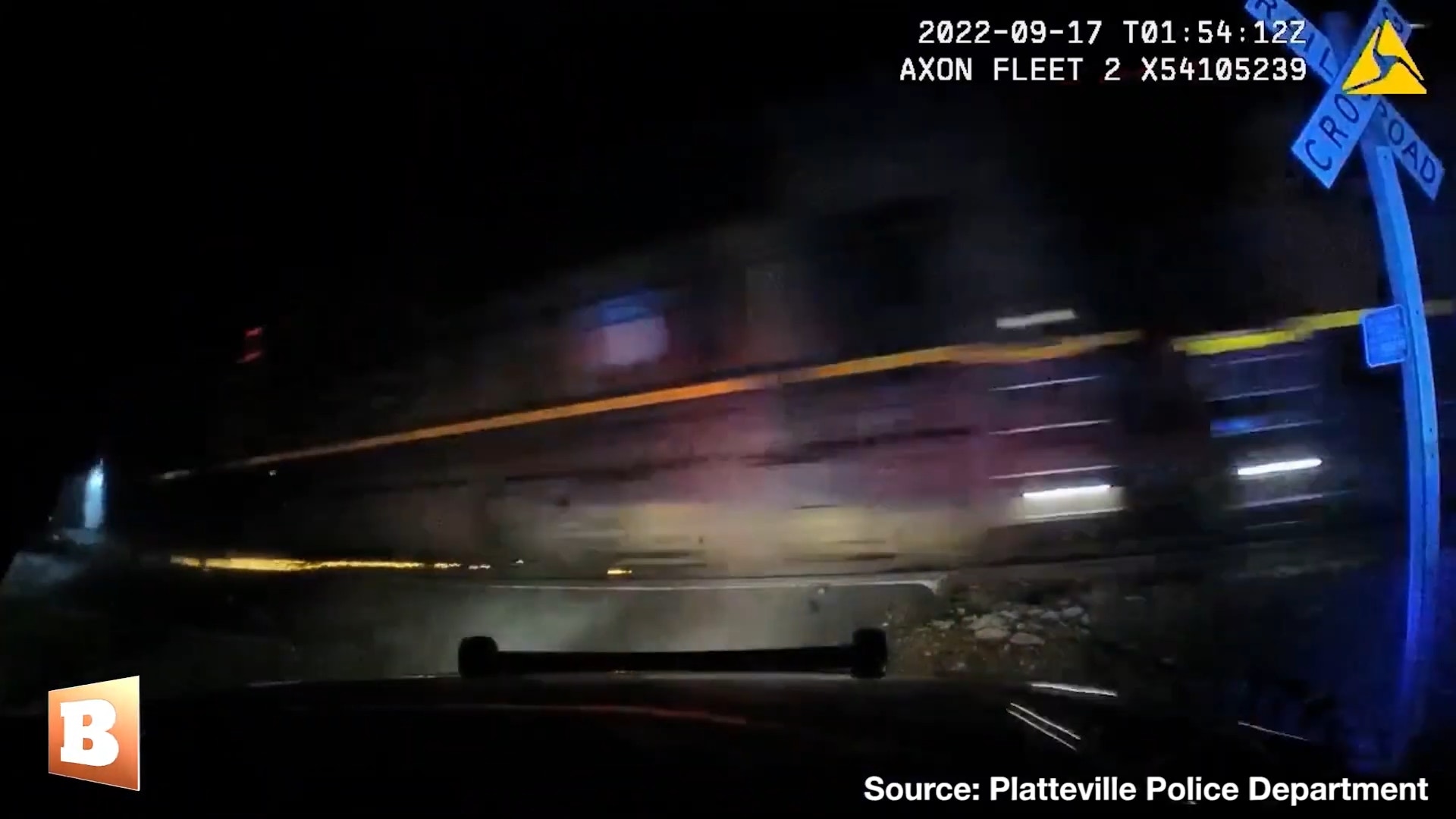 本月初美国科罗拉多州发生一起惊人的交通事故。当时员警在路边拦检车辆，竟然把警车直接停在火车铁轨上。没想到突然有火车要通过，员警来不及驾车闪躲，只顾自己逃命，导致车上的嫌犯连人带车被火车冲撞，目前仍在医院进行治疗。（Platteville Police Department/YouTube@Breitbart News）