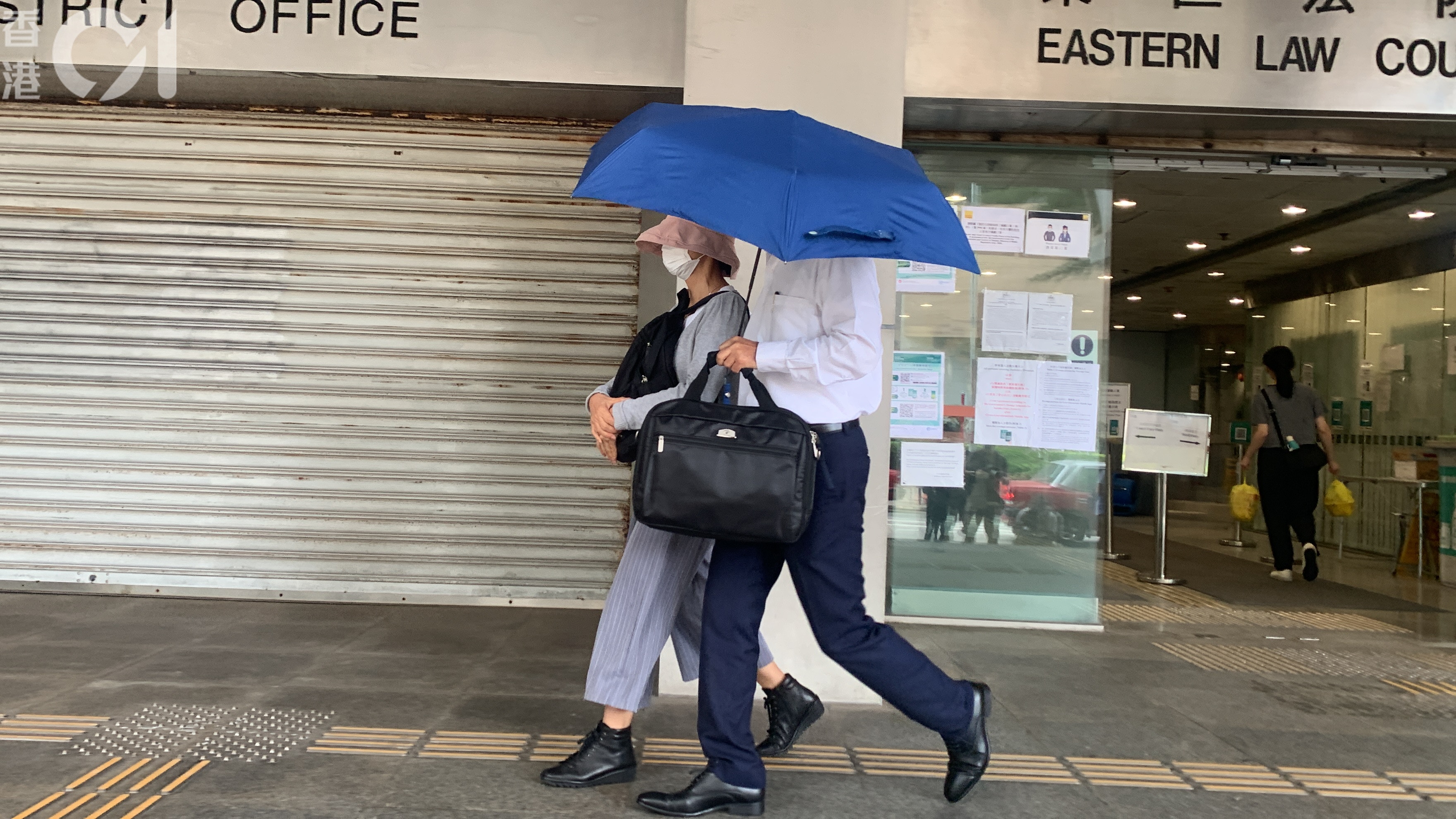 被告吳景華(右)否認一項非禮罪。(劉安琪攝)