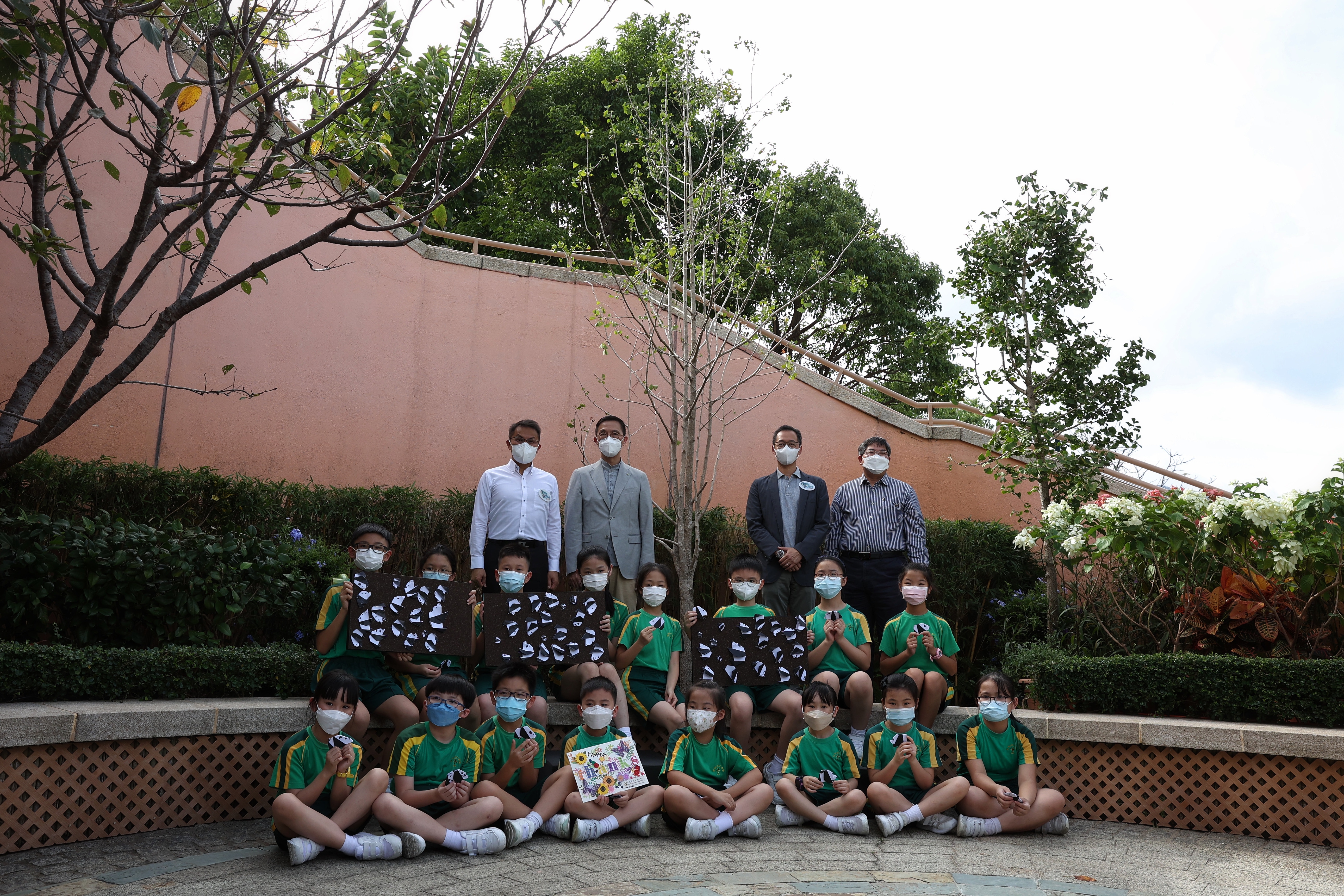 大熊猫安安的骨灰9月28日放在其故居 「香港赛马会四川奇珍馆」外新种植的银杏树下，海洋公园同日举行植树悼念仪式。（李泽彤摄）