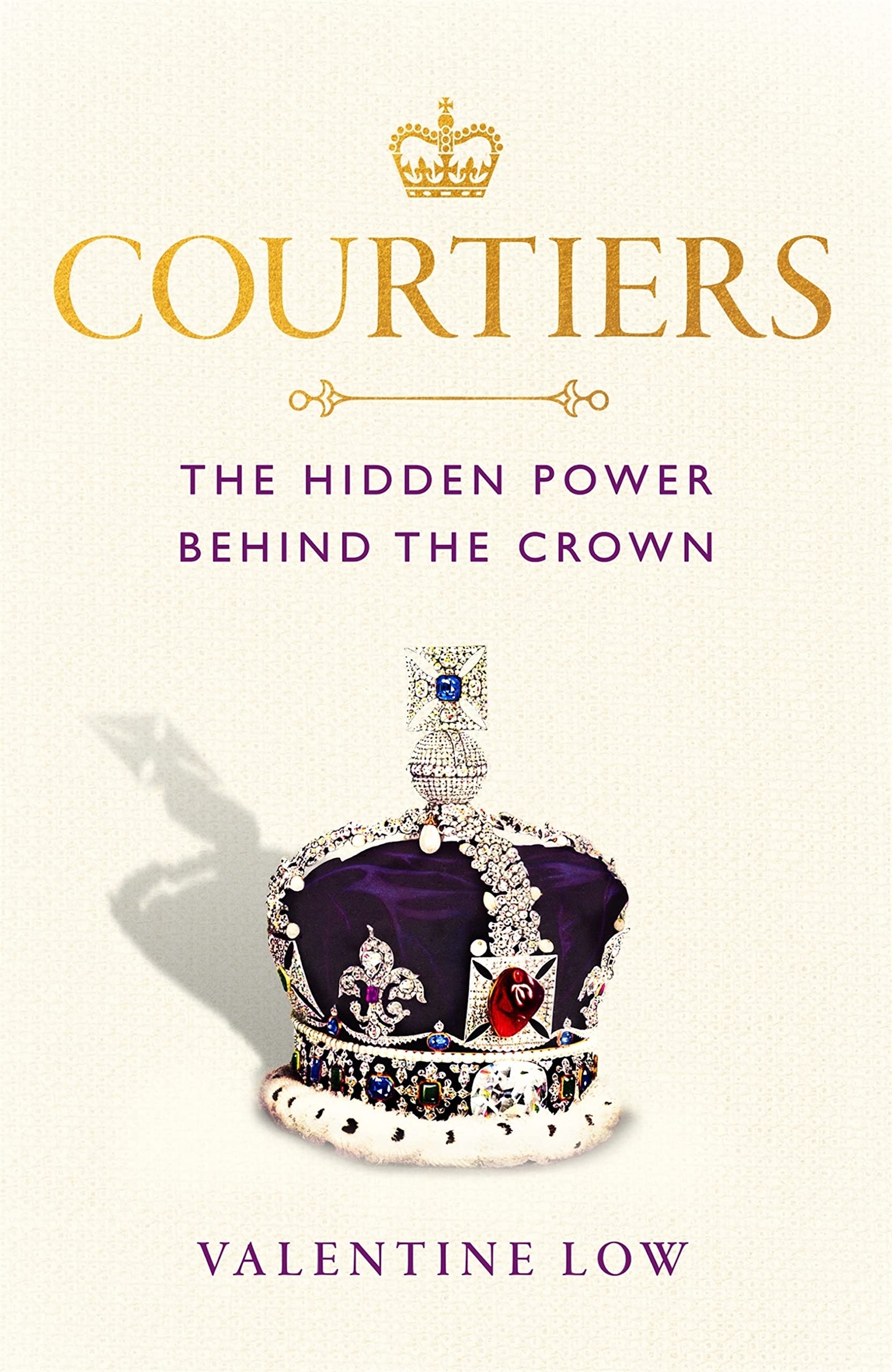 《泰晤士報》王室記者瓦倫丁・洛(Valentine Low)撰寫的新書《Courtiers: The Hidden Power Behind The Crown》。 《泰晤士報》王室記者瓦倫丁・洛(Valentine Low)撰寫的新書《Courtiers: The Hidden Power Behind The Crown》。