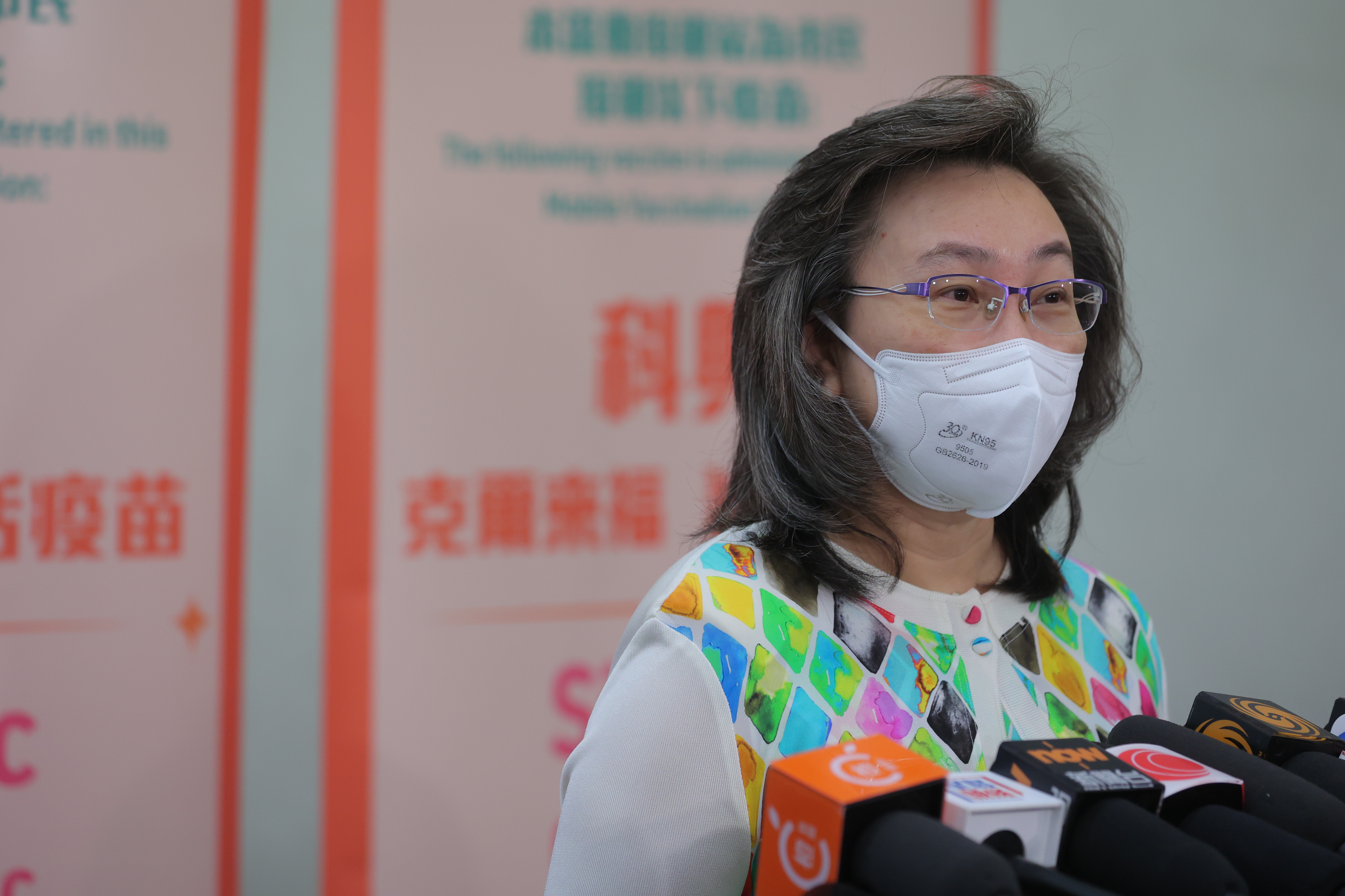 杨何蓓茵视察荔枝角公园社区疫苗接种中心准备情况。(夏家朗摄)