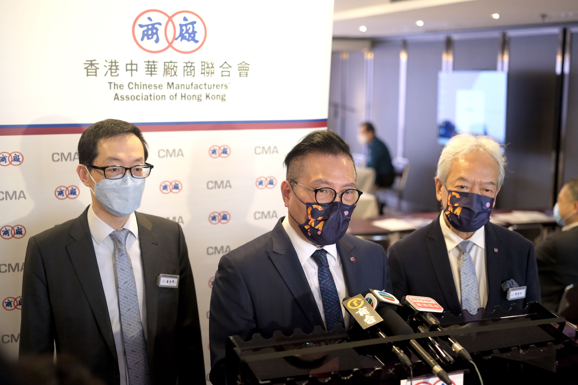 黃家和(右)出席廠商會活動後見記者。(歐嘉樂攝) 黃家和(右)出席廠商會活動後見記者。(歐嘉樂攝)