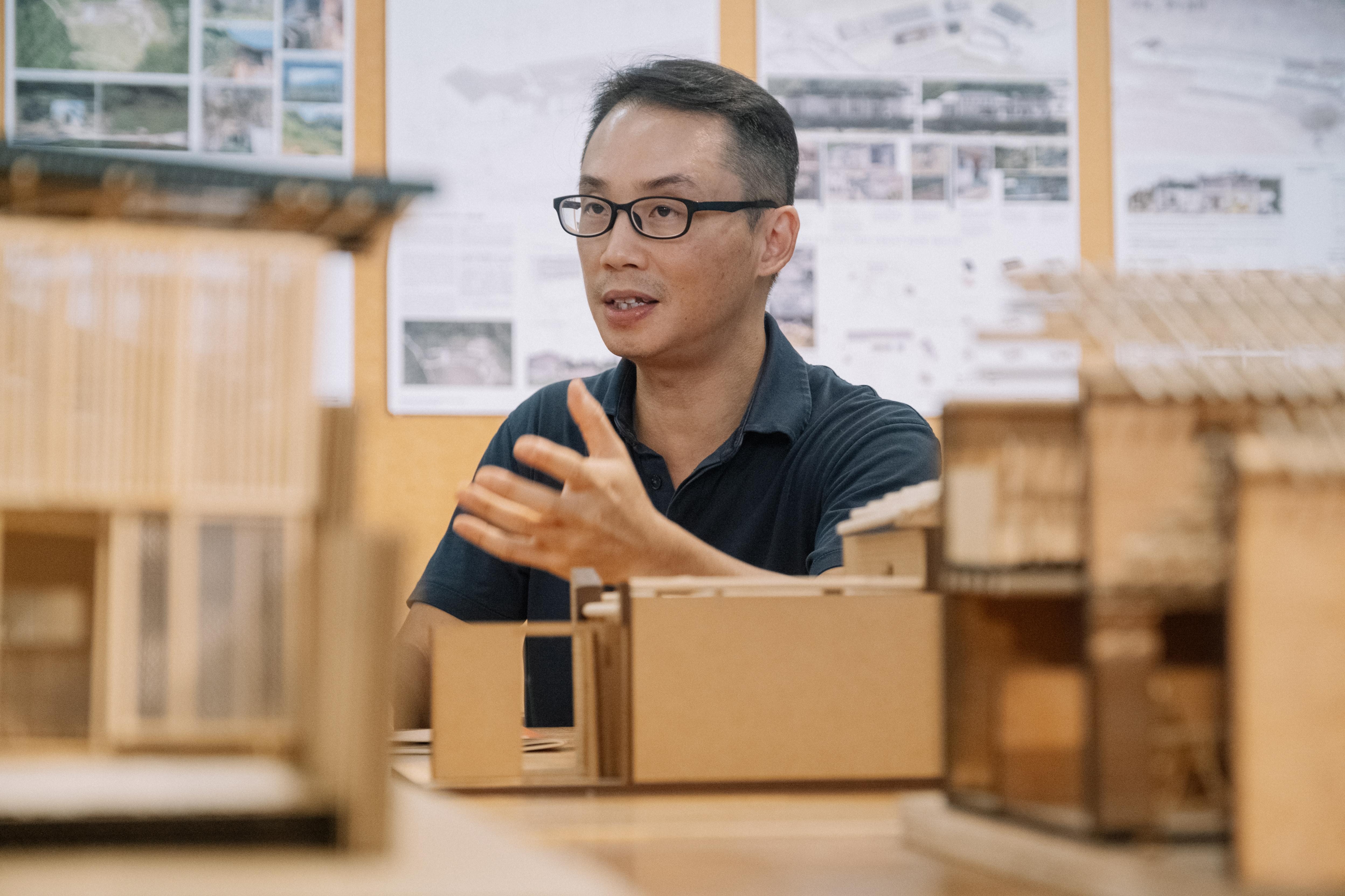 中大建築學院鍾宏亮教授指，復育梅子林村是一個過程，也文化和建築保育並重的工作。（歐嘉樂攝）