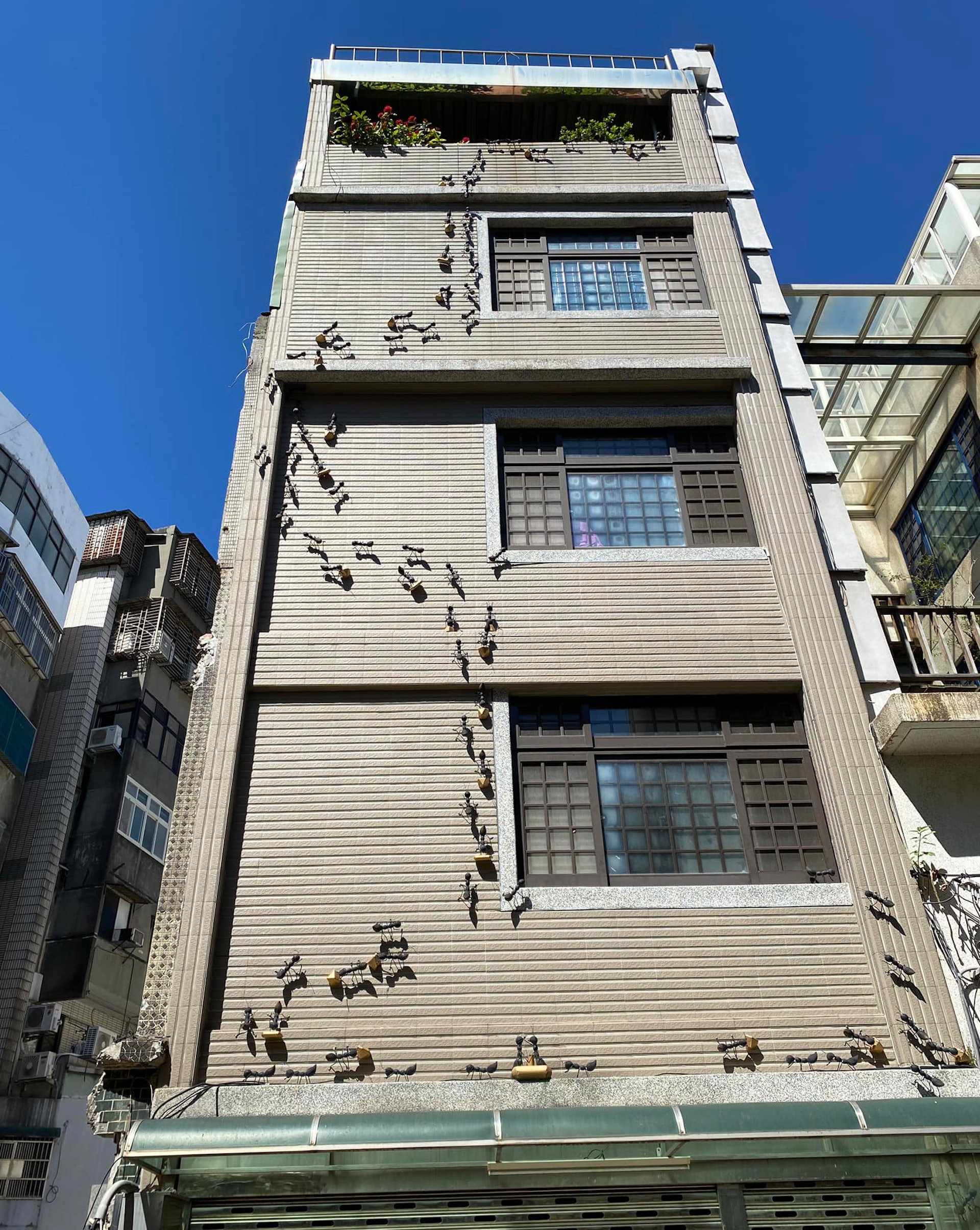 有在地居民認出這棟建築其實位在桃園市政府附近的一處巷弄內,並補充說明這並非單純只是裝置藝術「這有隱喻的」。(路上觀察學院Facebook) 有在地居民認出這棟建築其實位在桃園市政府附近的一處巷弄內,並補充說明這並非單純只是裝置藝術「這有隱喻的」。(路上觀察學院Facebook)