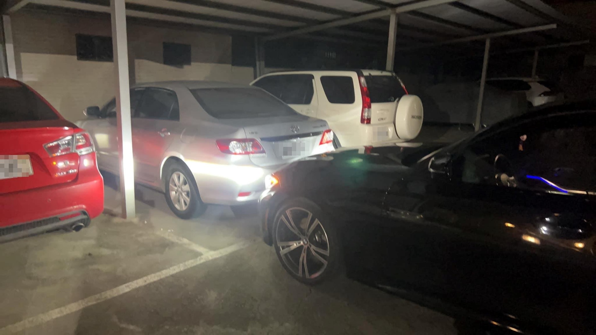 原PO的車位被一輛目小的車子佔用,害自己花錢租了車位卻又不能停放,一氣之下,直接就把車停在他的後方,照片獲得近5000人按讚。(爆料公社授權使用) 原PO的車位被一輛目小的車子佔用,害自己花錢租了車位卻又不能停放,一氣之下,直接就把車停在他的後方,照片獲得近5000人按讚。(爆料公社授權使用)