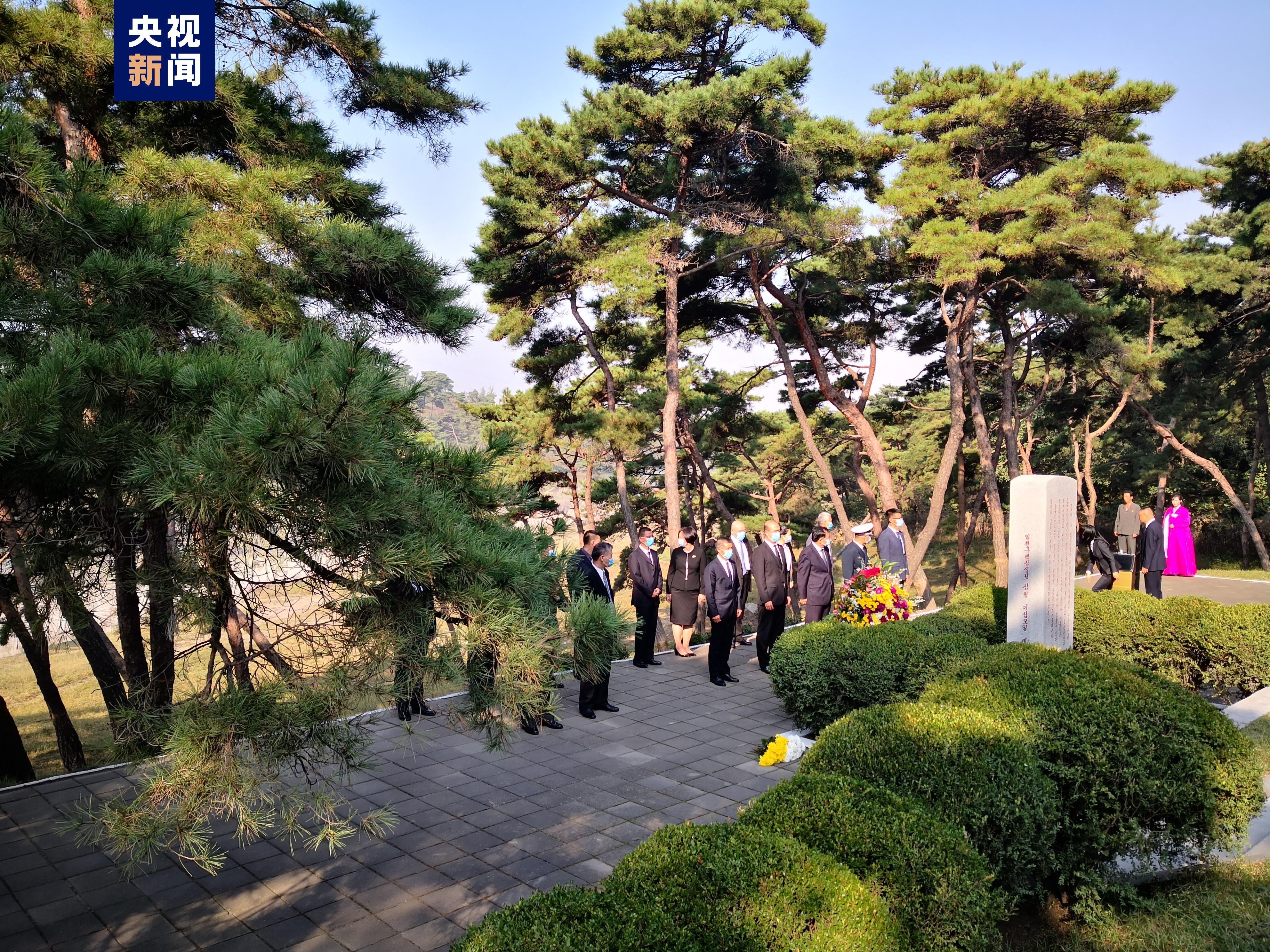中國駐朝鮮大使館先後向平壤中朝友誼塔、兄弟山中國人民志願軍烈士陵園敬獻花籃。（央視新聞）