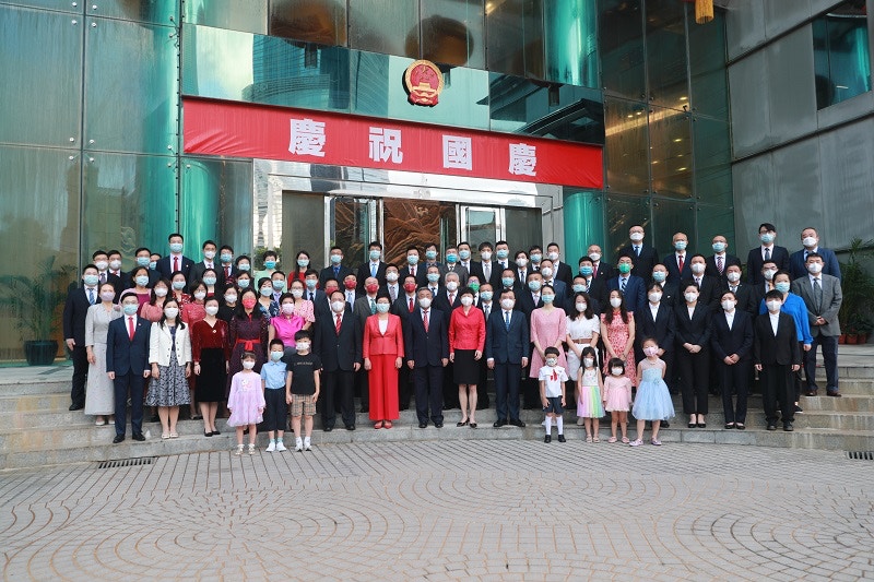 外交部驻港特派员公署等中央驻港机构今早举行升旗仪式。 (外交部驻港特派员公署图片) 外交部驻港特派员公署等中央驻港机构今早举行升旗仪式。 (外交部驻港特派员公署图片)