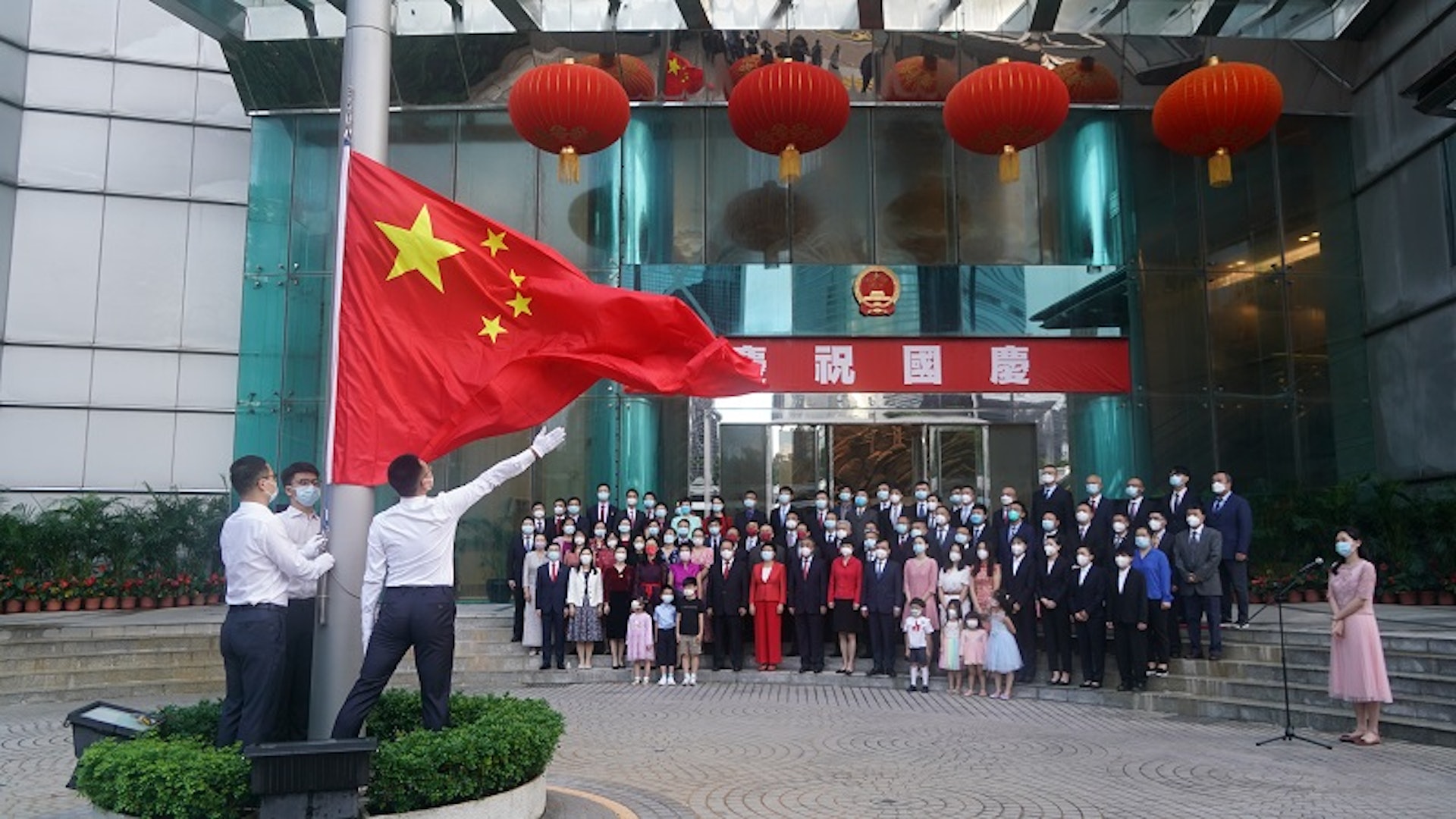 外交部驻港特派员公署等中央驻港机构今早举行升旗仪式。 (外交部驻港特派员公署图片) 外交部驻港特派员公署等中央驻港机构今早举行升旗仪式。 (外交部驻港特派员公署图片)