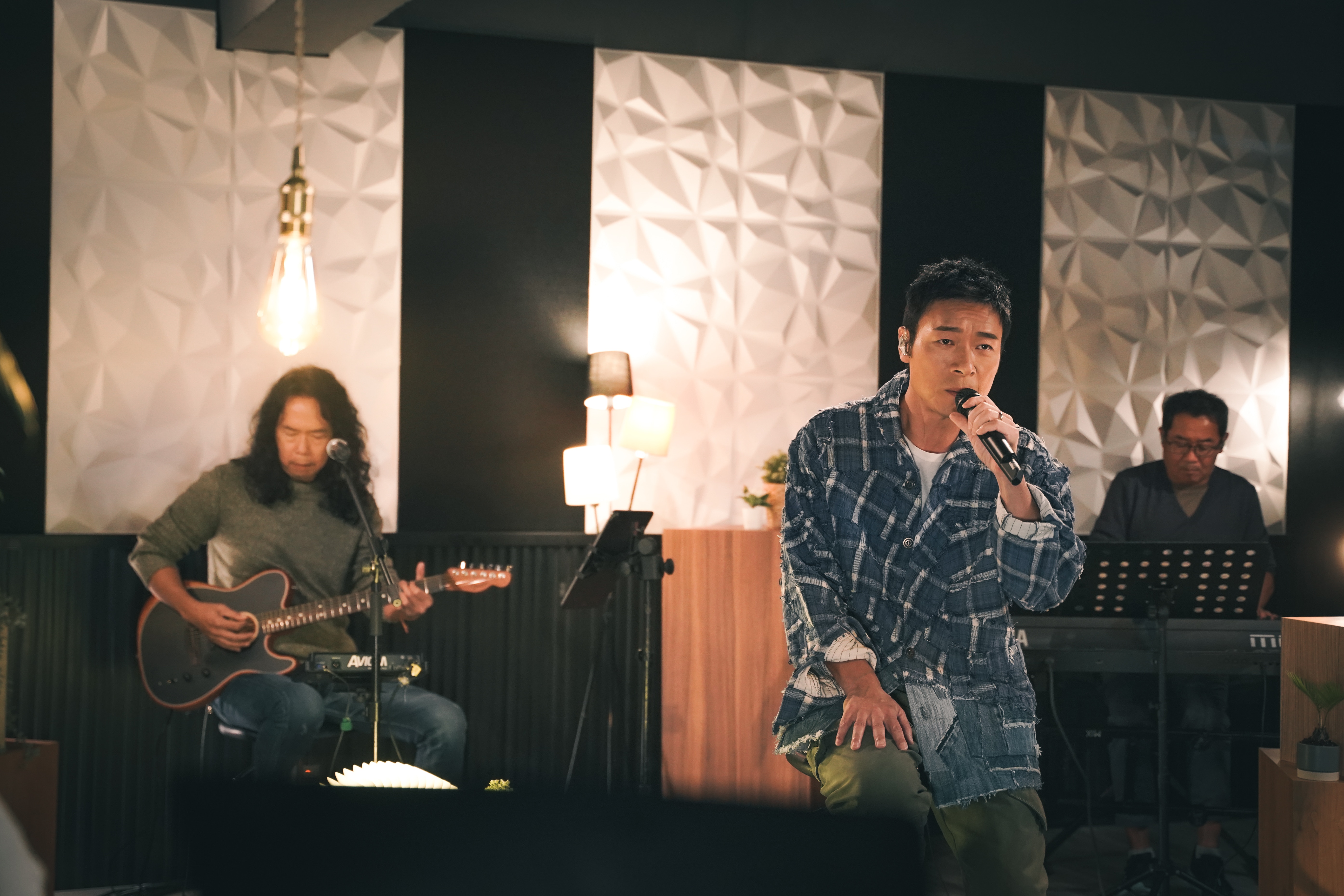 許志安直播哽咽演唱新歌《人與人之間》：希望成為一個更好的自己