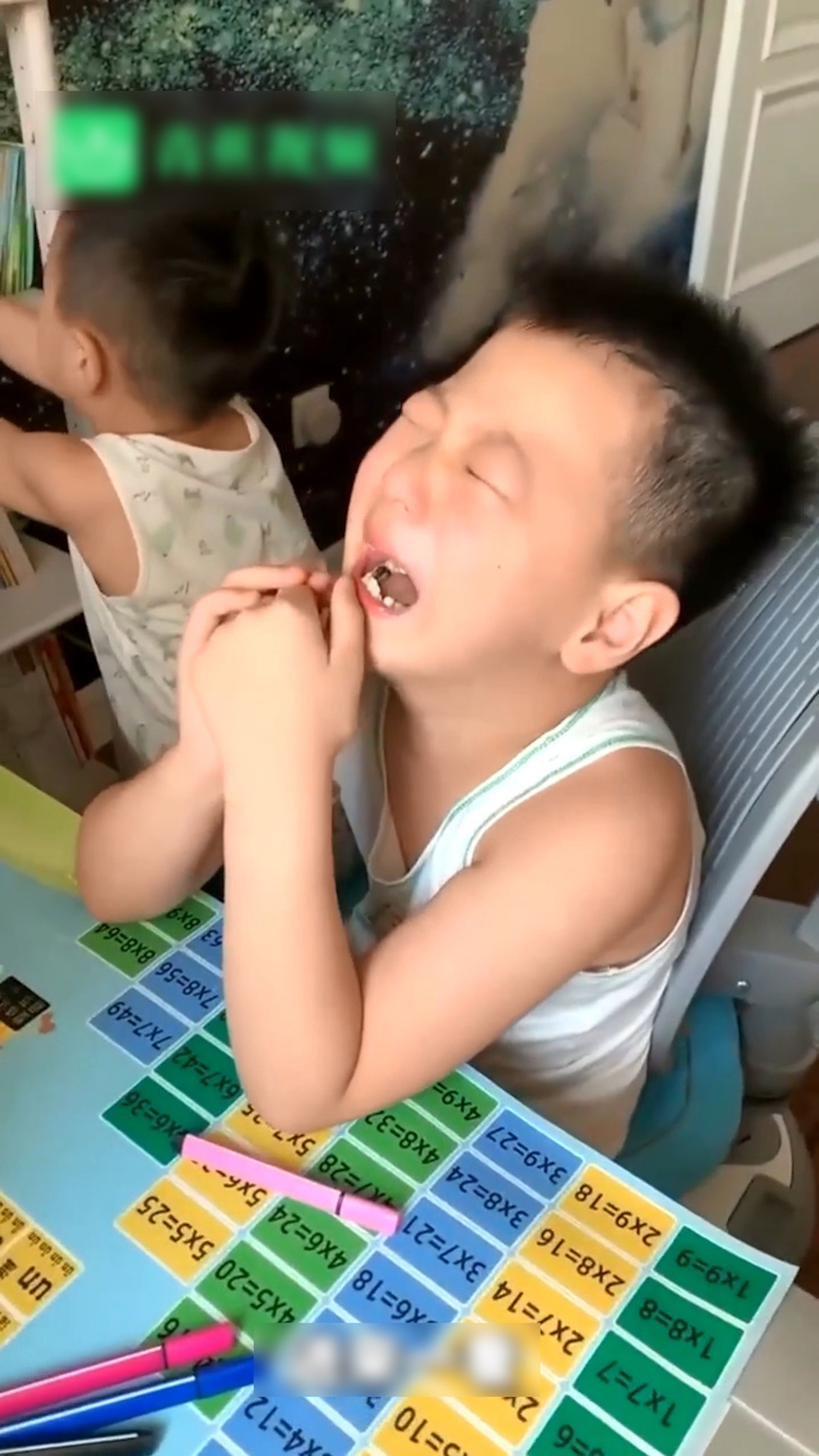 哥哥失聲痛哭,弟弟玩弄旁邊的書架。(微博影片截圖) 哥哥失聲痛哭,弟弟玩弄旁邊的書架。(微博影片截圖)