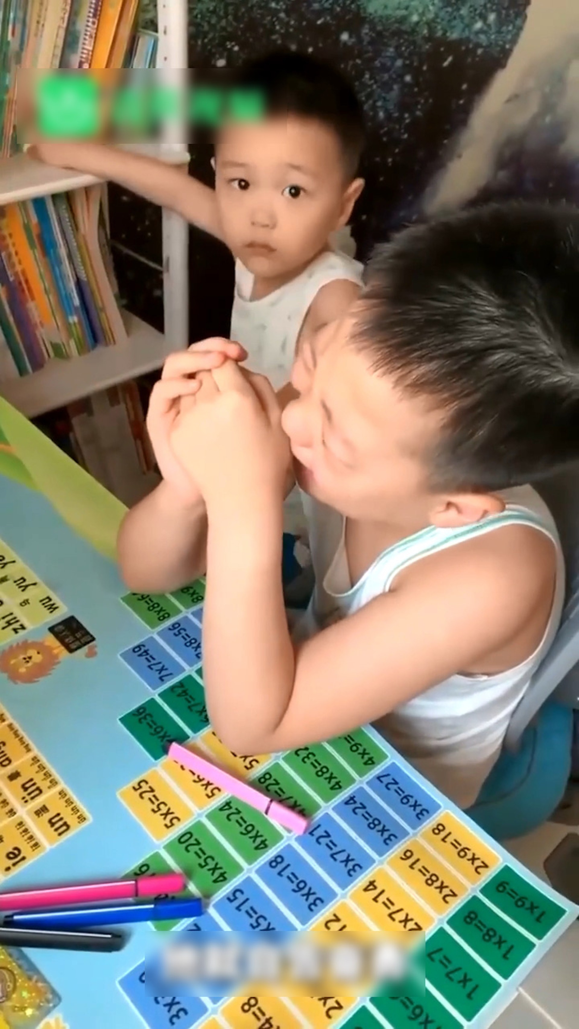 弟弟一臉不在乎,哥哥抱怨弟弟怎樣都教不懂。(微博影片截圖) 弟弟一臉不在乎,哥哥抱怨弟弟怎樣都教不懂。(微博影片截圖)