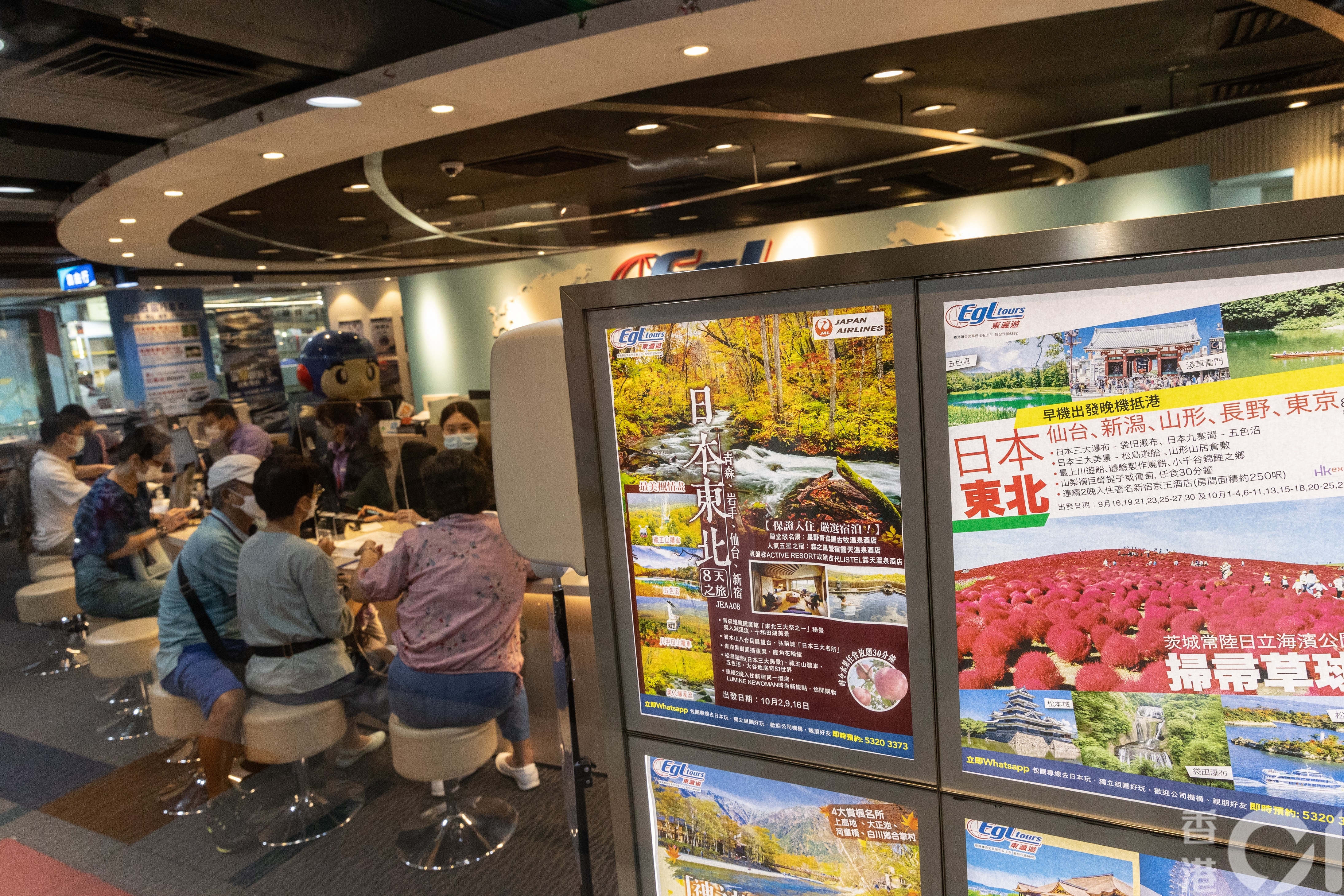 Mong Kok Bank Center Travel Agency is now crowded with citizens who