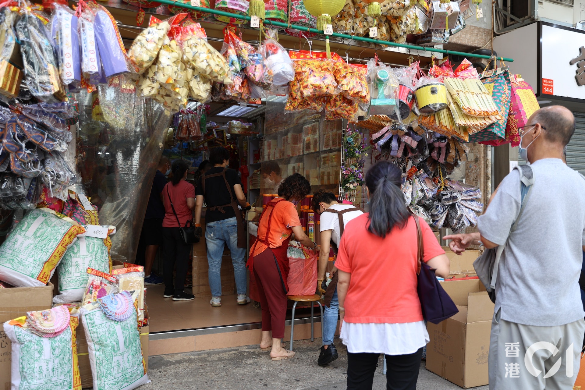 重陽節|紙紮品不加價年輕子孫買電子祭品冀先人追上潮流 重陽節|紙紮品不加價年輕子孫買電子祭品冀先人追上潮流