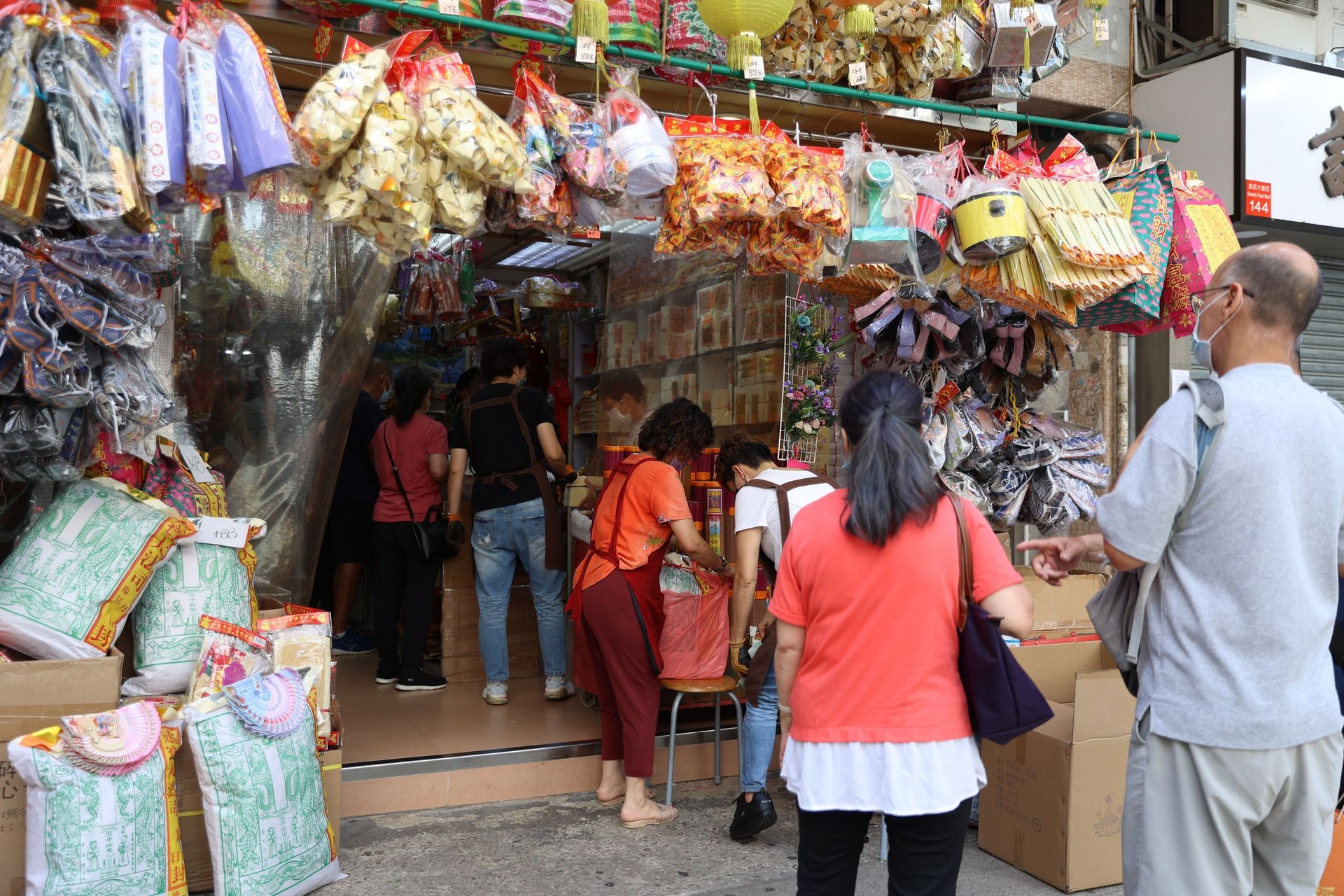 不少孝子賢孫會購買紙紮祭品去拜祭先人。(鄭子峰攝) 不少孝子賢孫會購買紙紮祭品去拜祭先人。(鄭子峰攝)