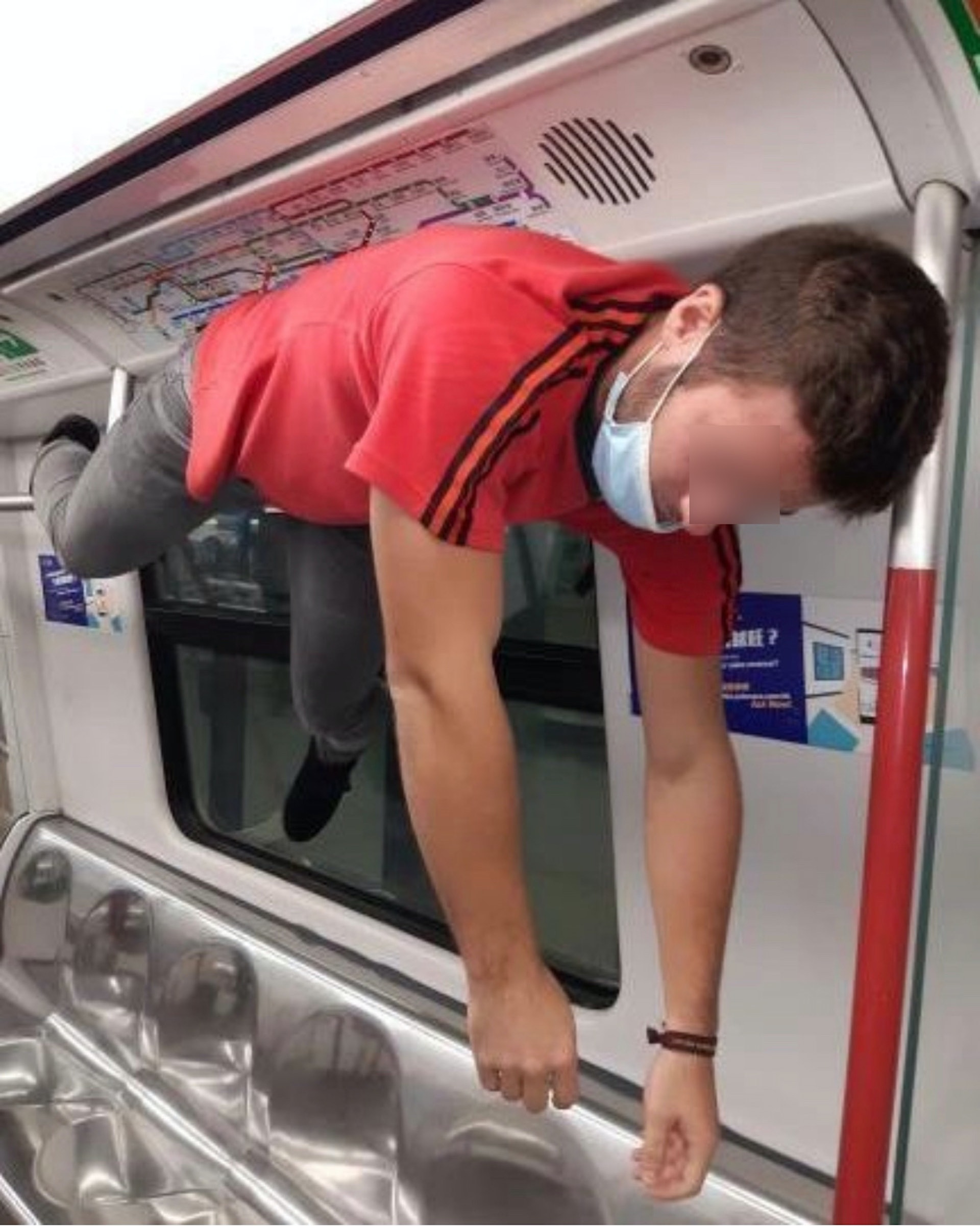 網上瘋傳相片,可見1名外籍男子全身懸掛在港鐵車廂內,乘客座位上的鐵欄,更疑似正在熟睡。(連登討論區圖片) 網上瘋傳相片,可見1名外籍男子全身懸掛在港鐵車廂內,乘客座位上的鐵欄,更疑似正在熟睡。(連登討論區圖片)