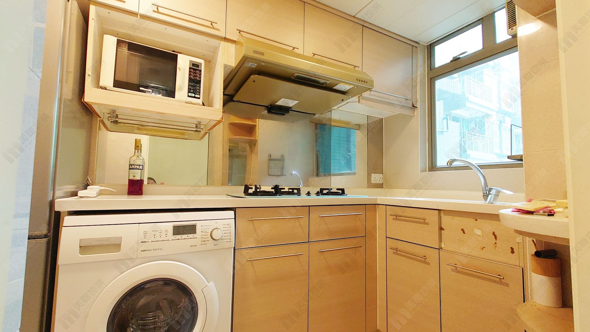 廚房提供基本設備，包括抽油煙機、洗衣機及微波爐。（代理相片）